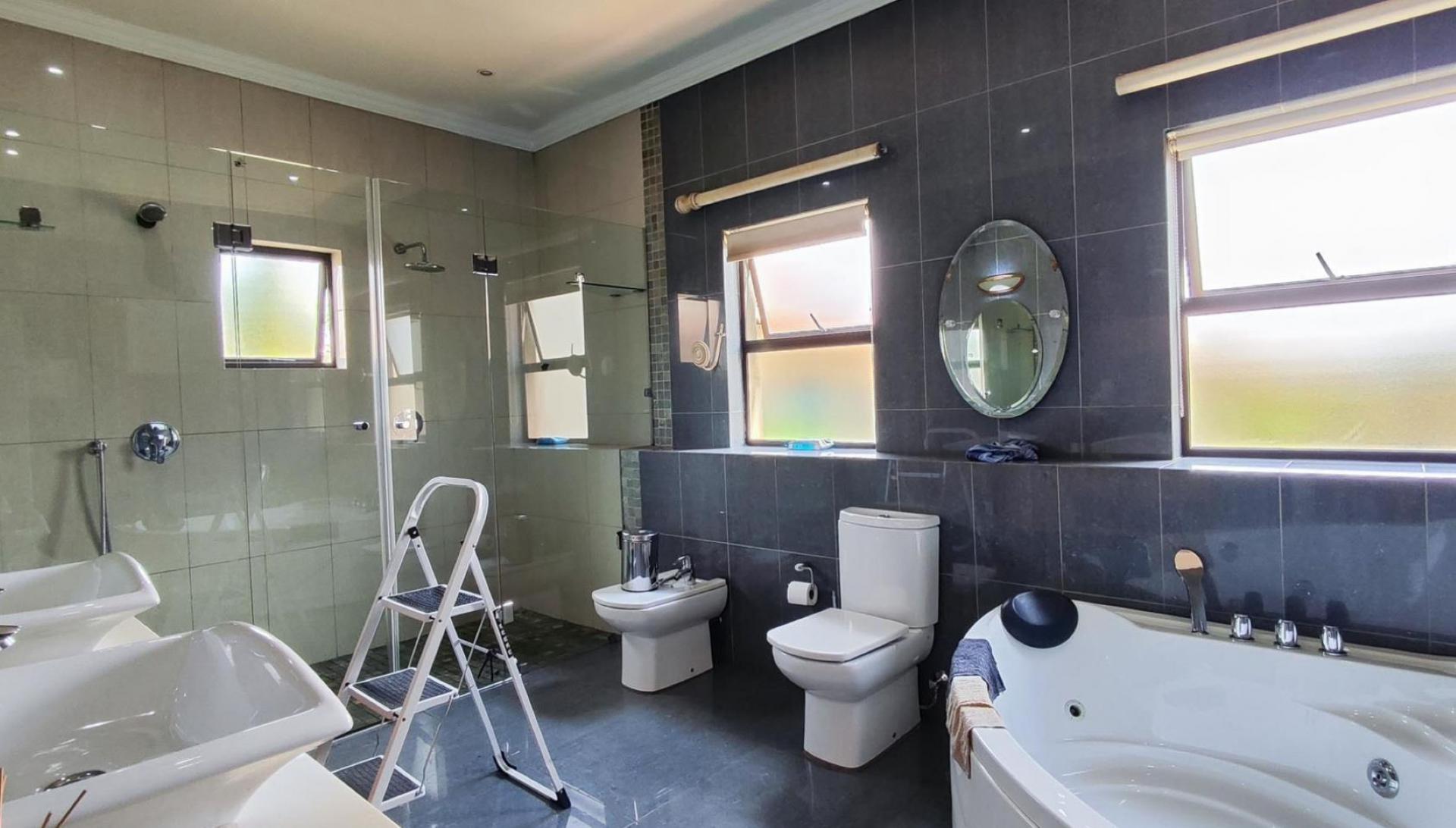 Main Bathroom - 16 square meters of property in Sunward park