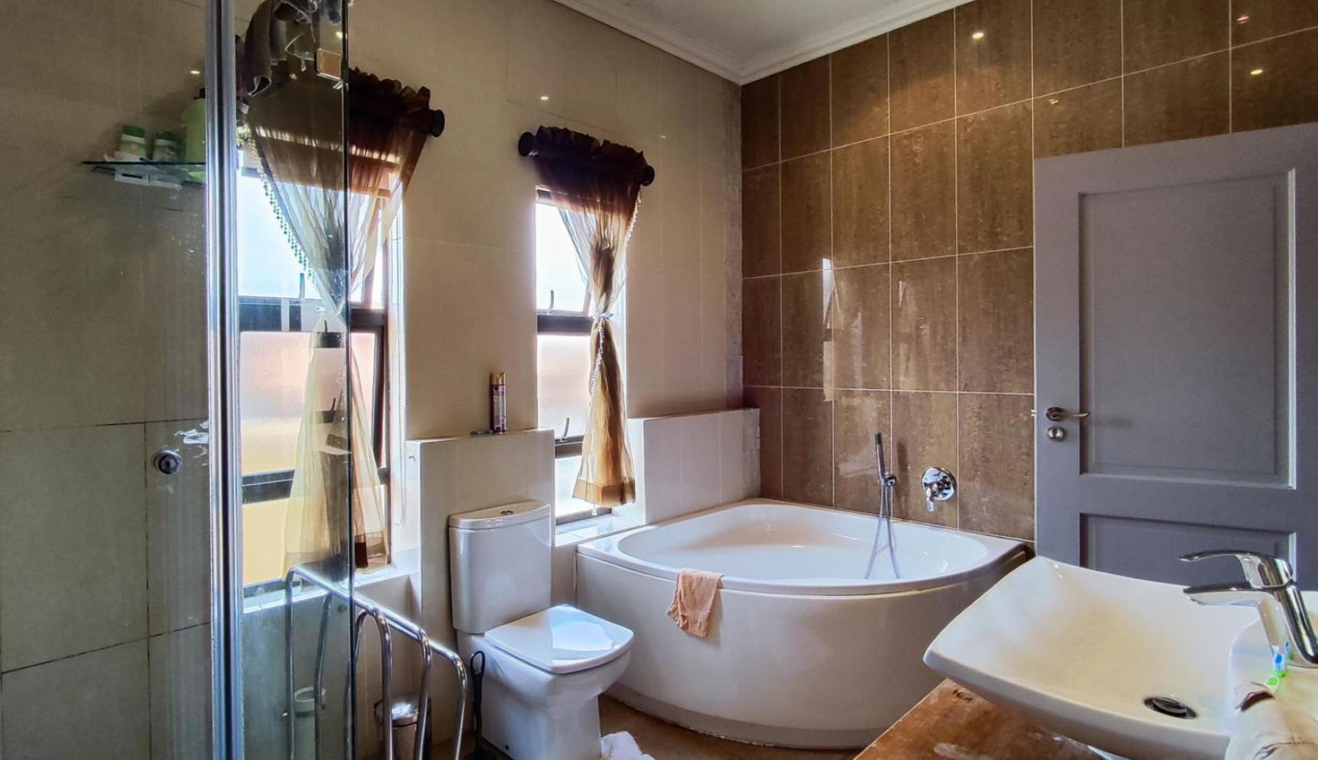 Bathroom 2 - 9 square meters of property in Sunward park