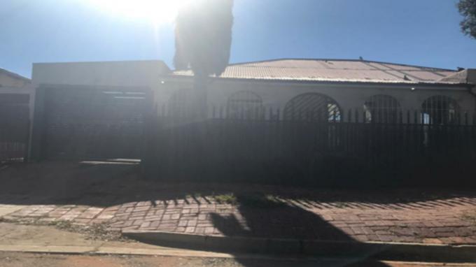 SA Home Loans Sale in Execution 3 Bedroom House for Sale in Roodepoort North - MR697031