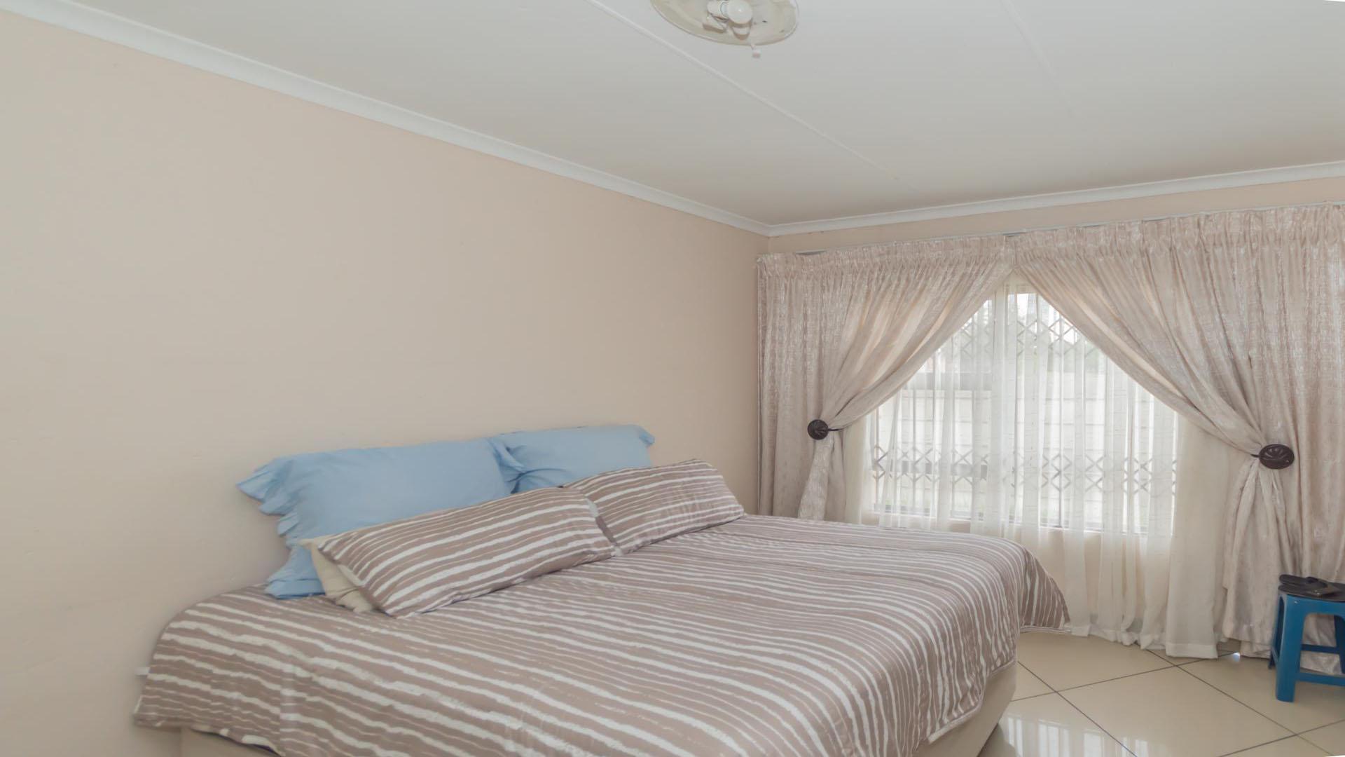 Main Bedroom of property in Dunnottar