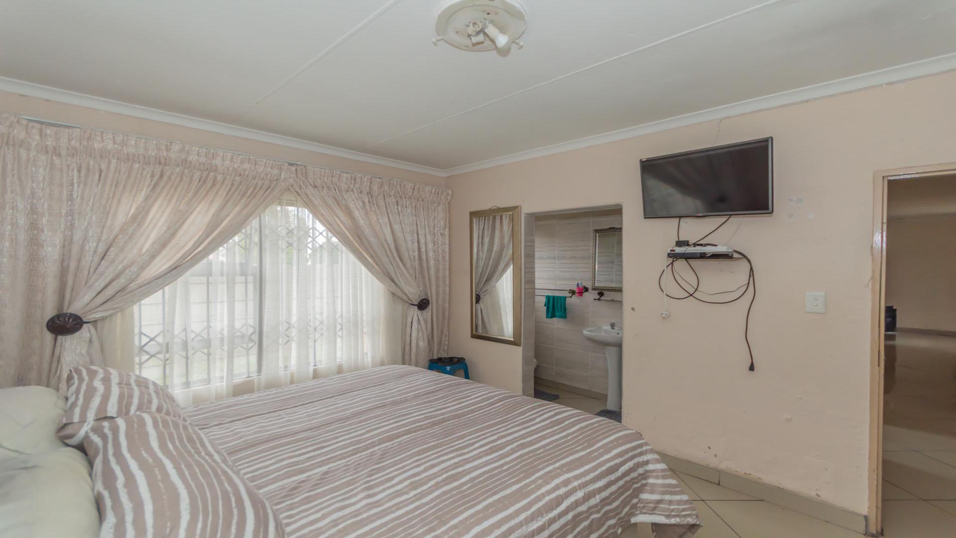 Main Bedroom of property in Dunnottar