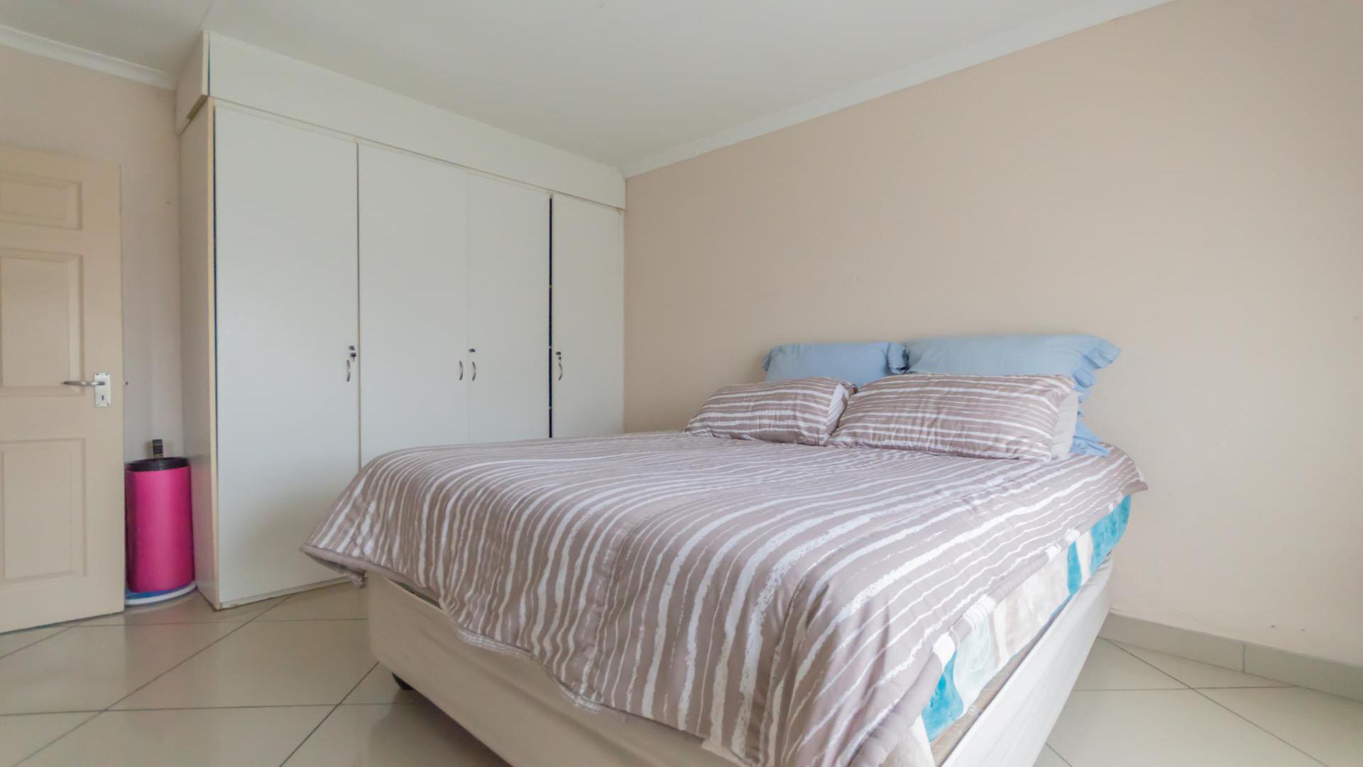 Main Bedroom of property in Dunnottar