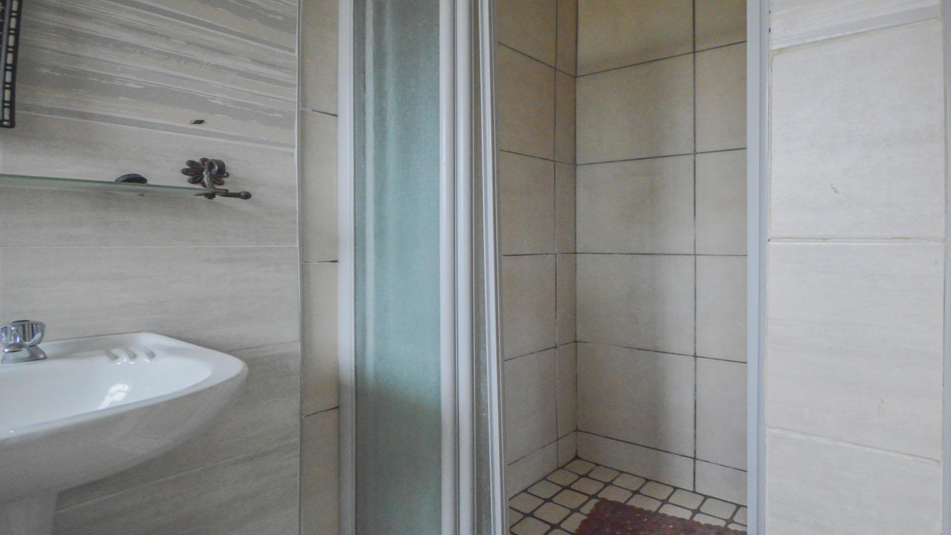 Bathroom 1 of property in Dunnottar