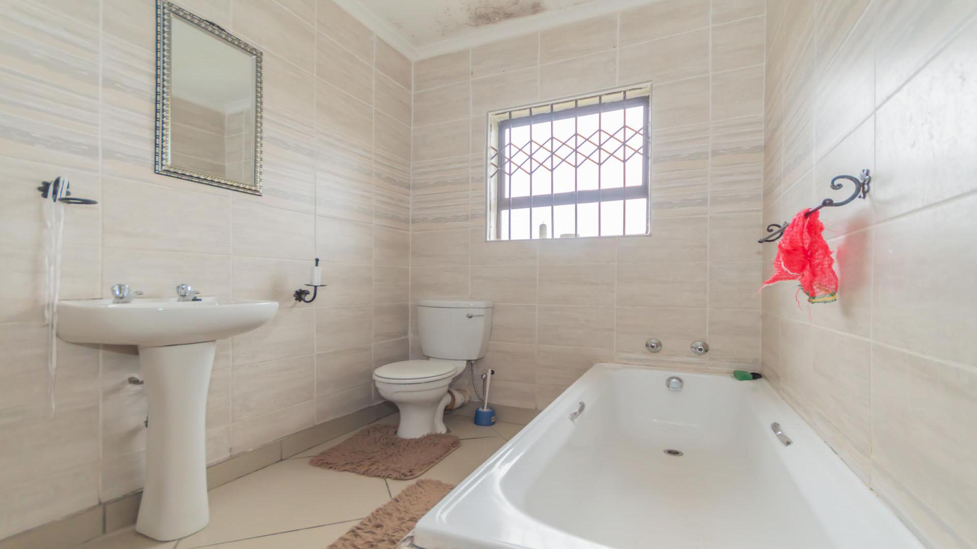 Bathroom 1 of property in Dunnottar