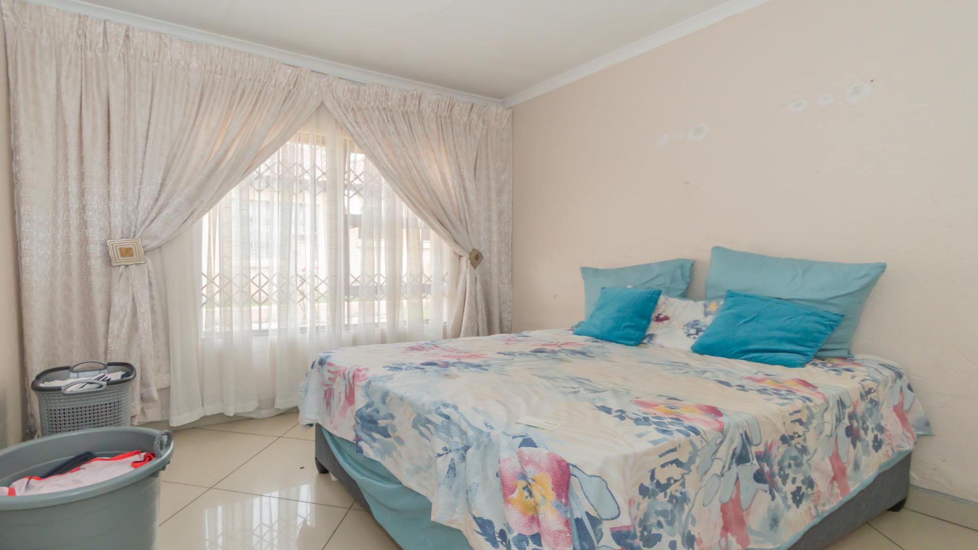 Bed Room 1 of property in Dunnottar