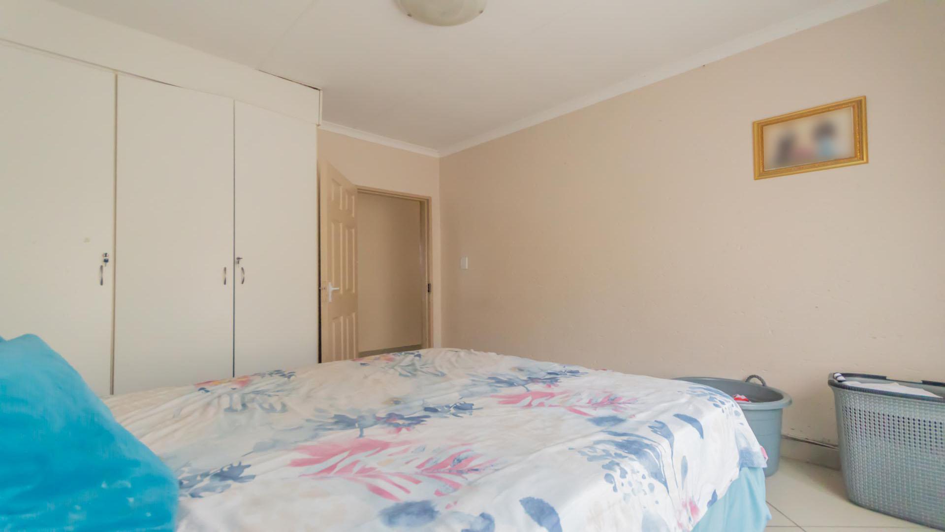 Bed Room 1 of property in Dunnottar