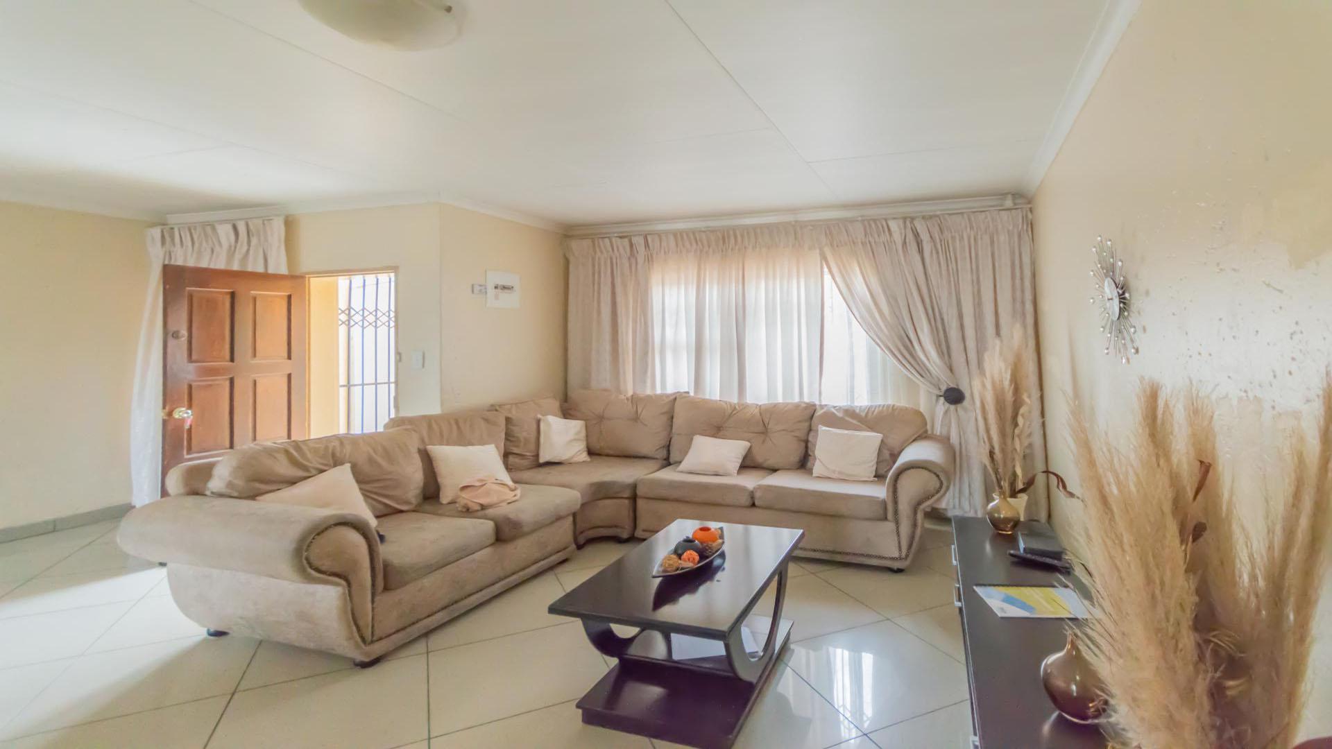 Lounges of property in Dunnottar