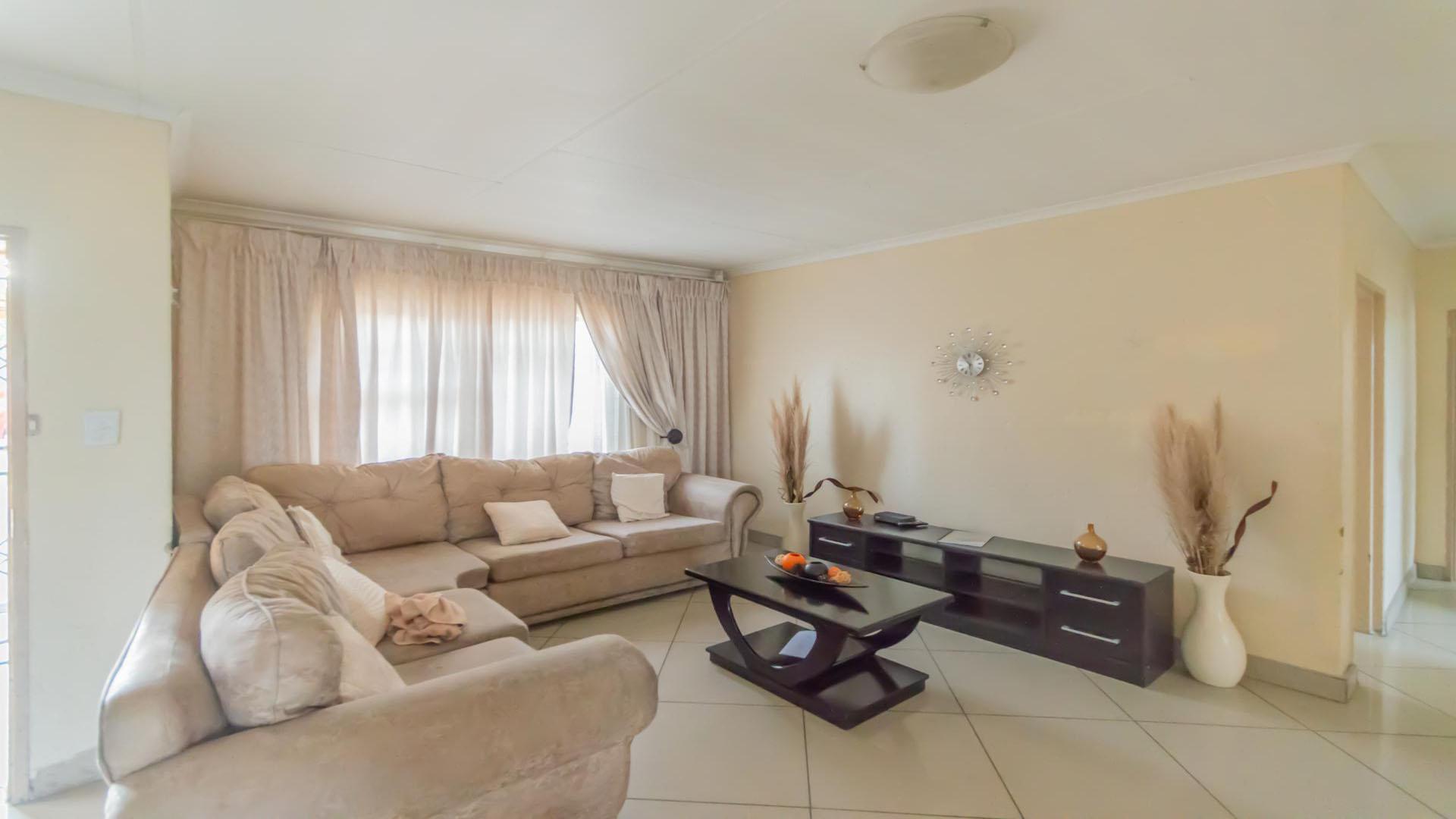 Lounges of property in Dunnottar