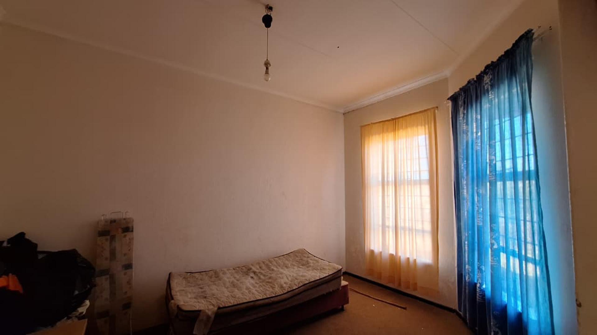 Bed Room 1 - 14 square meters of property in Glenharvie