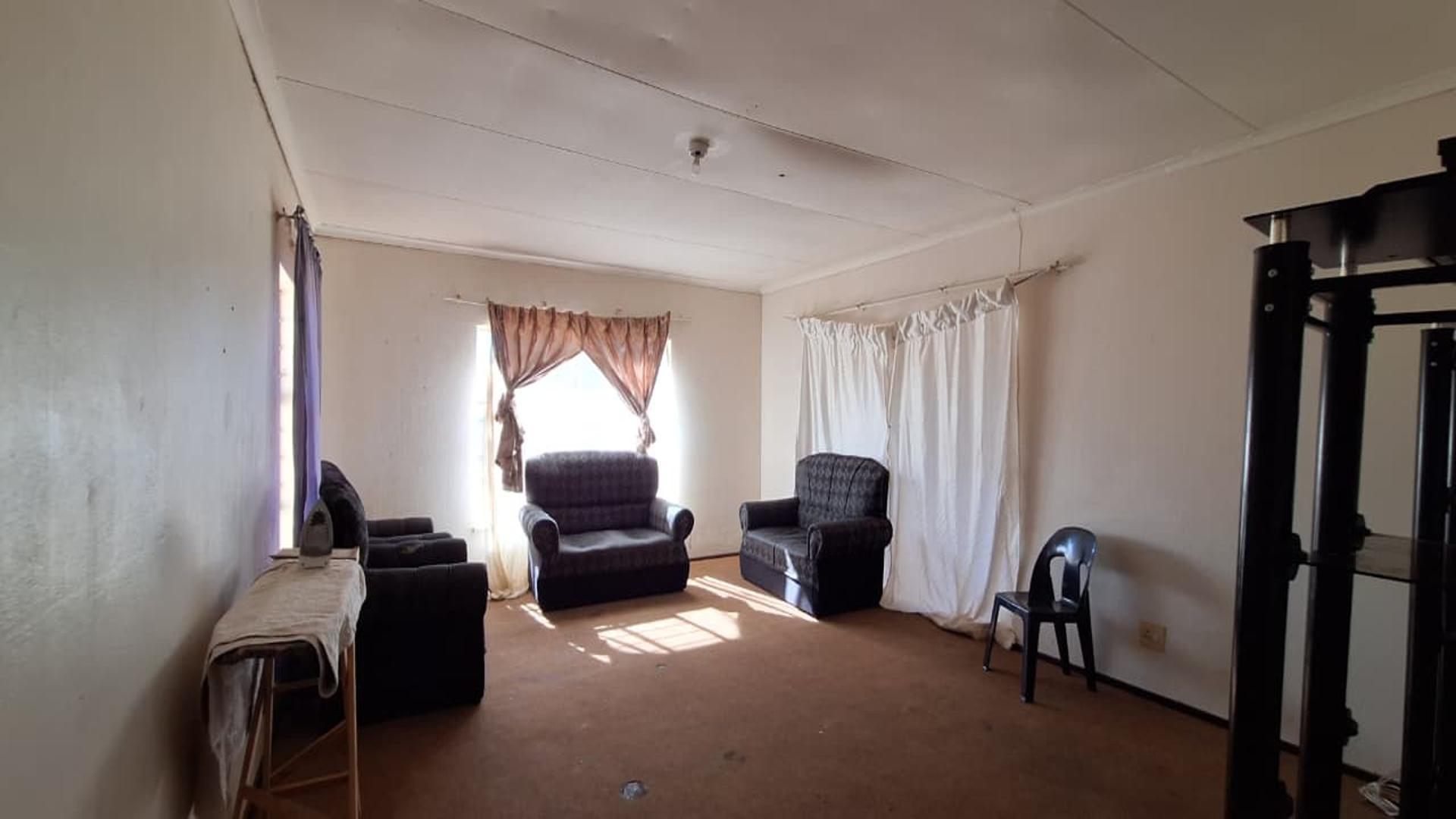 Lounges - 28 square meters of property in Glenharvie
