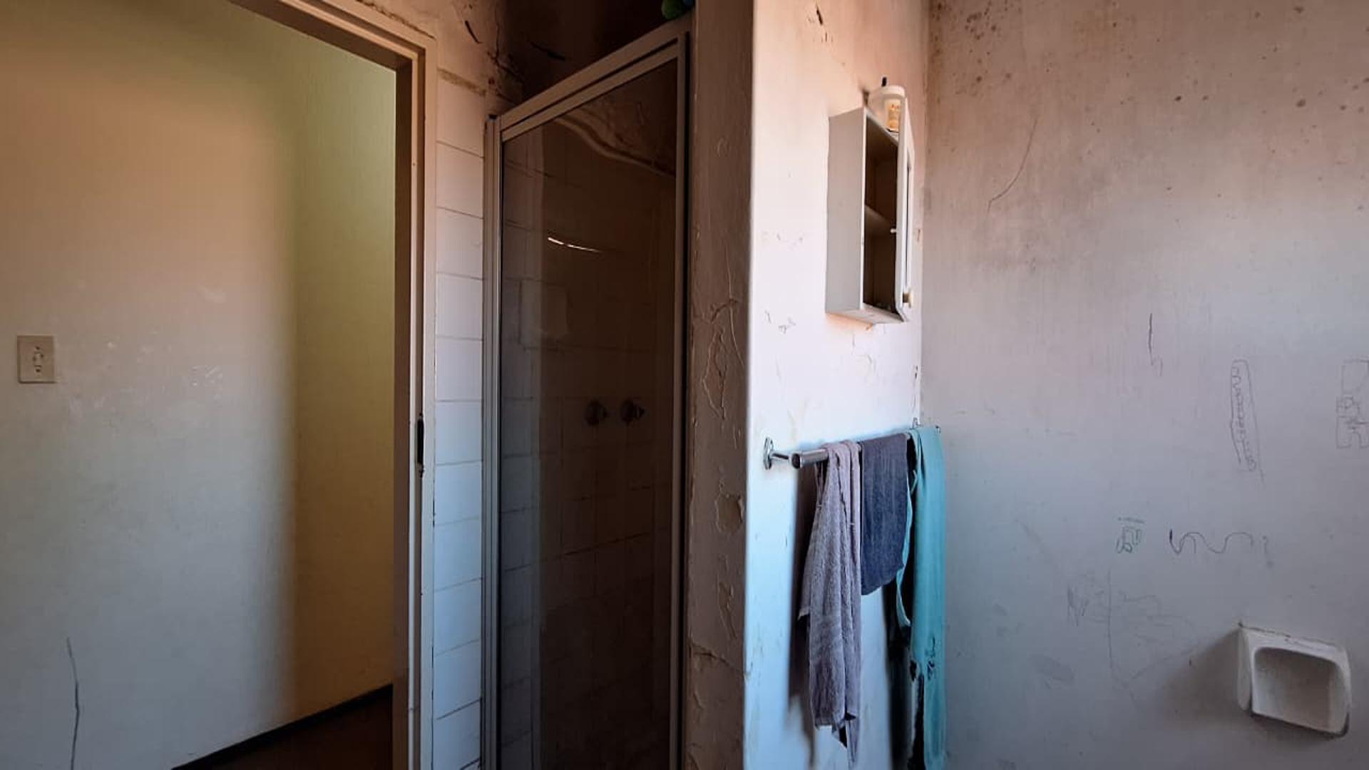 Bathroom 1 - 7 square meters of property in Glenharvie