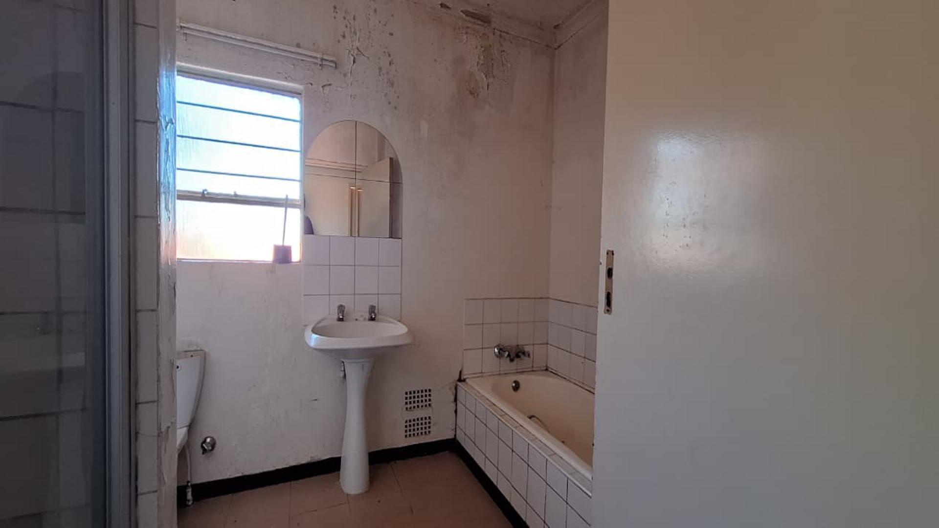 Bathroom 1 - 7 square meters of property in Glenharvie