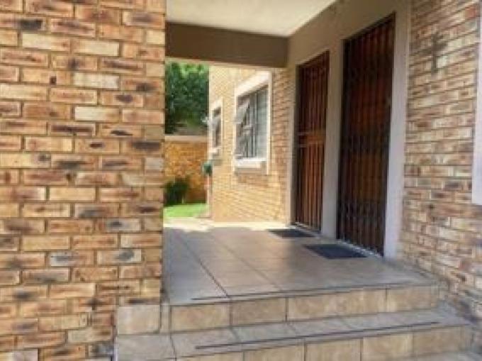 2 Bedroom Simplex for Sale For Sale in New Redruth - MR697075