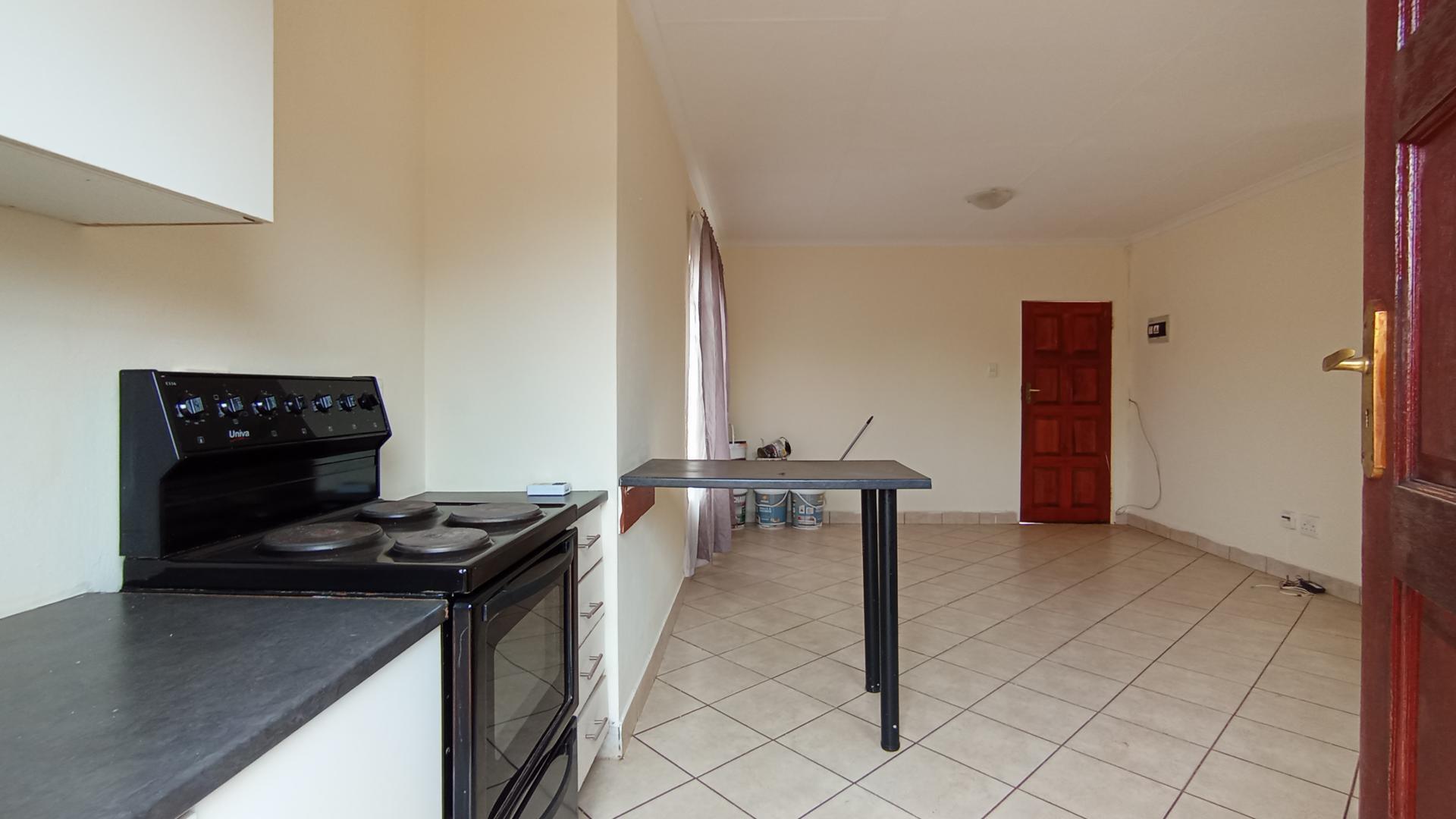Kitchen - 9 square meters of property in The Orchards