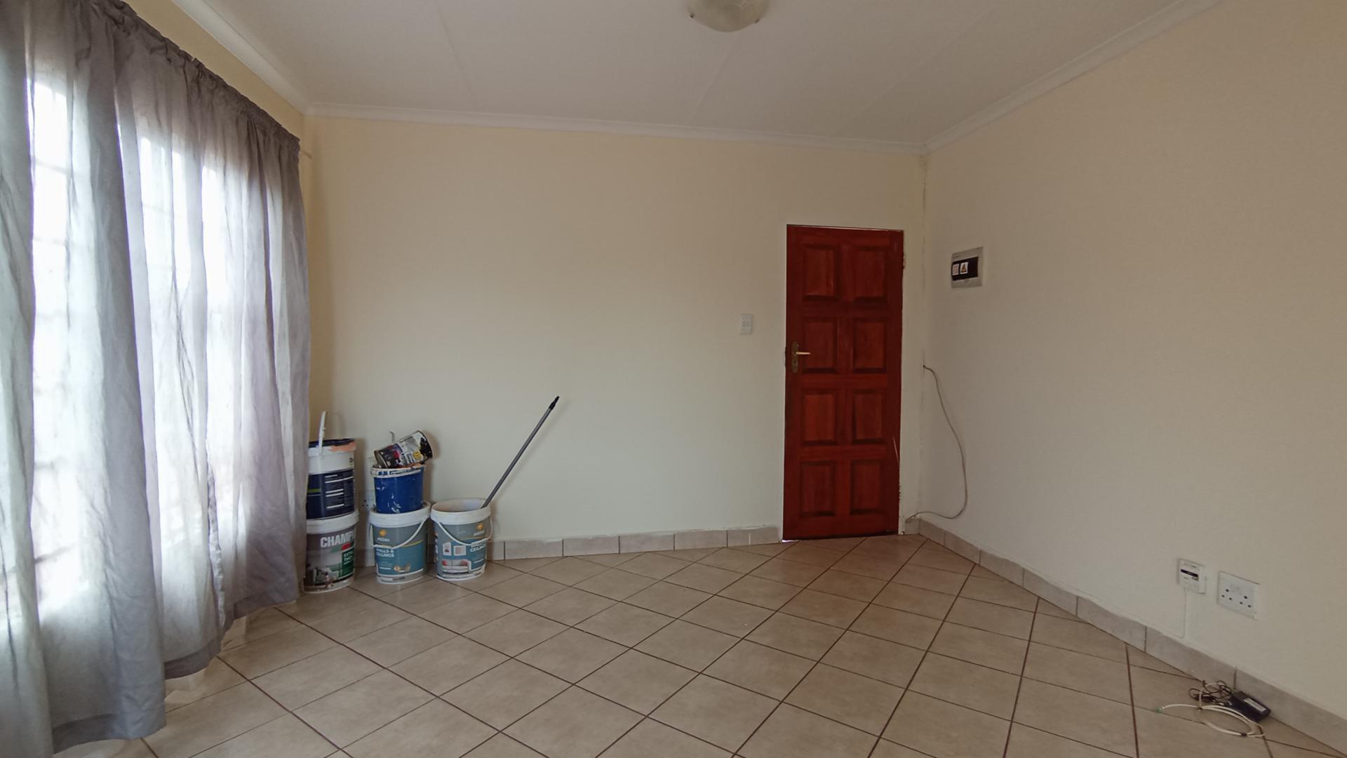 Lounges - 17 square meters of property in The Orchards