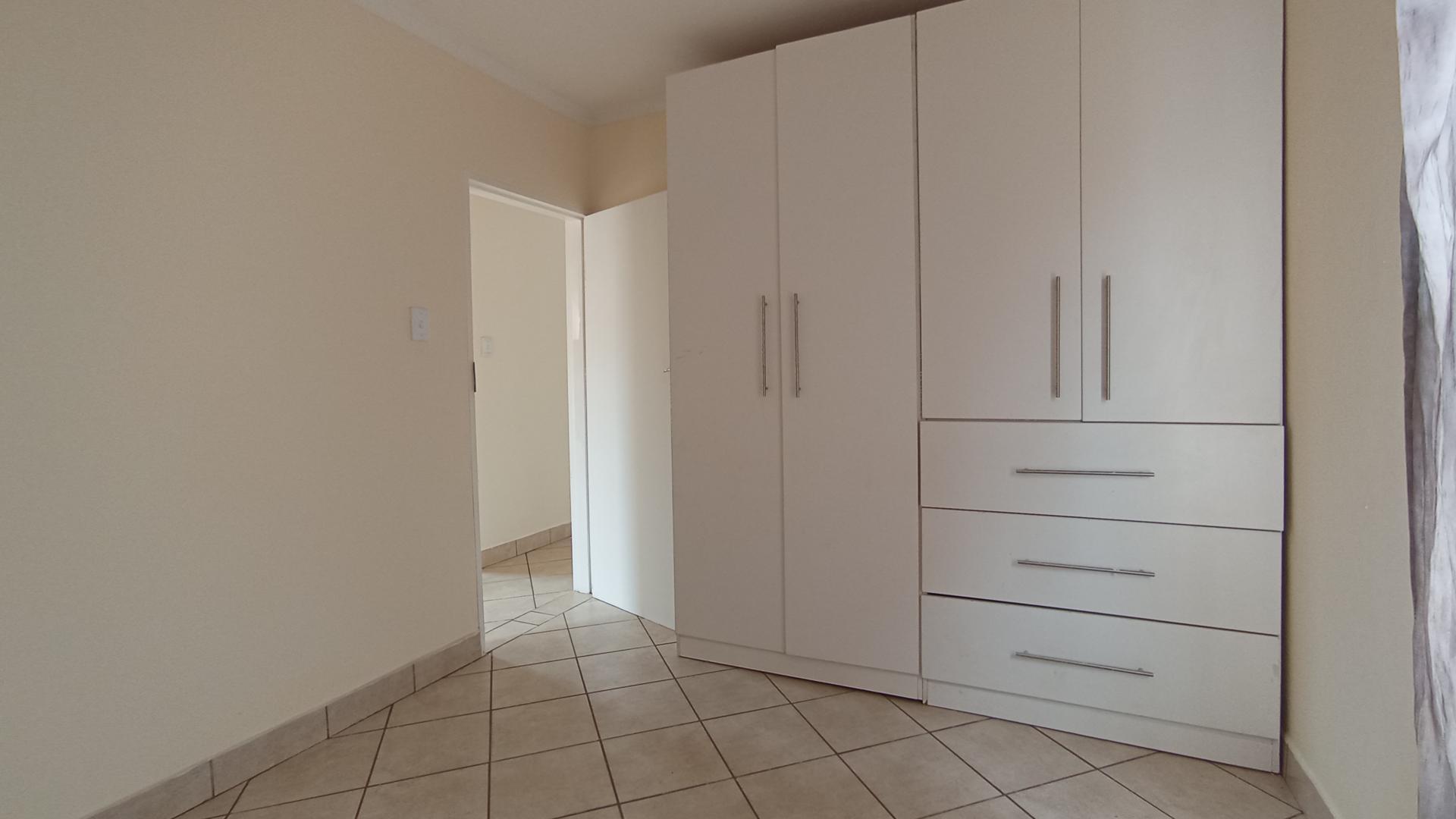 Bed Room 1 - 12 square meters of property in The Orchards