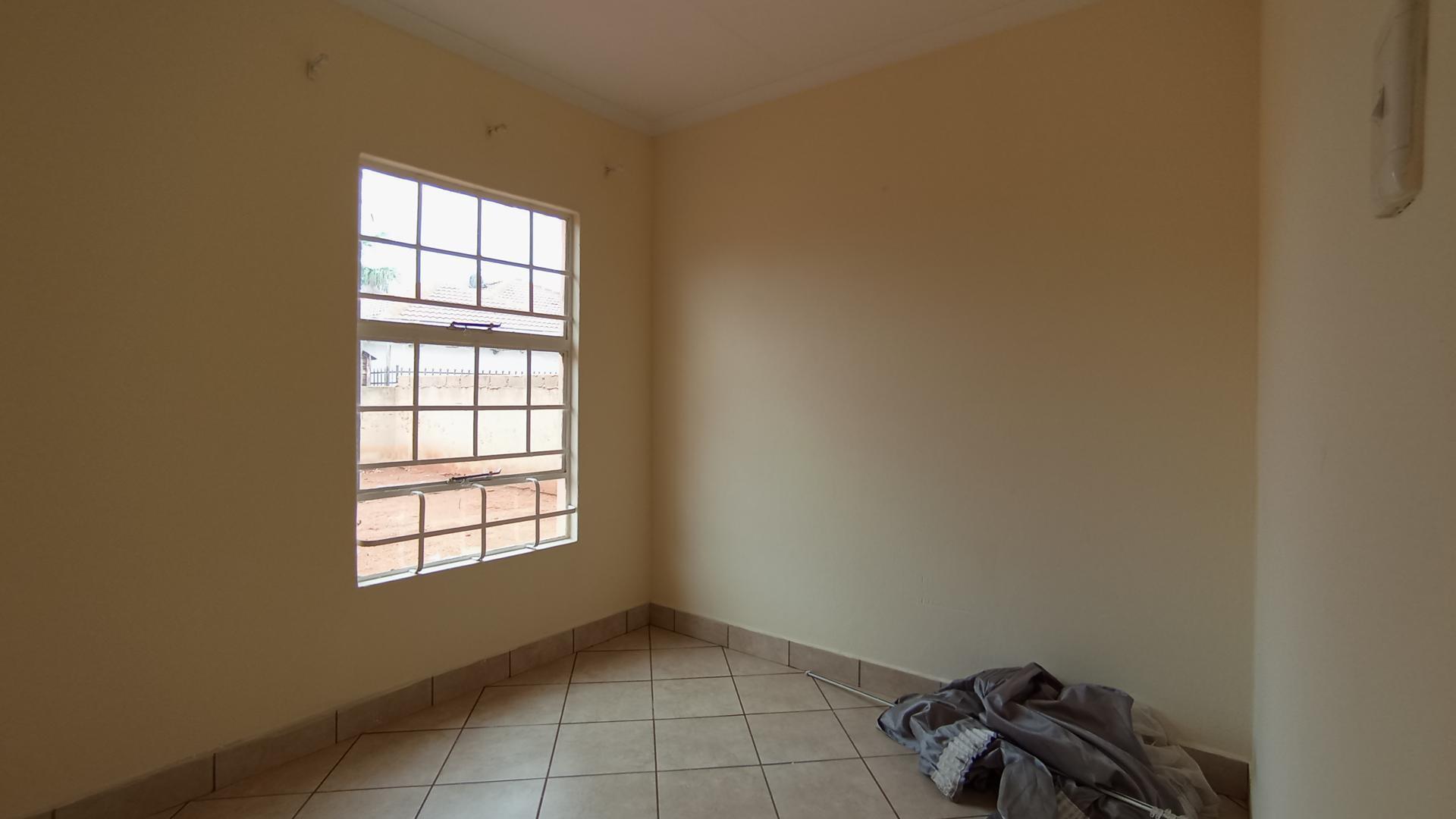 Bed Room 2 - 9 square meters of property in The Orchards