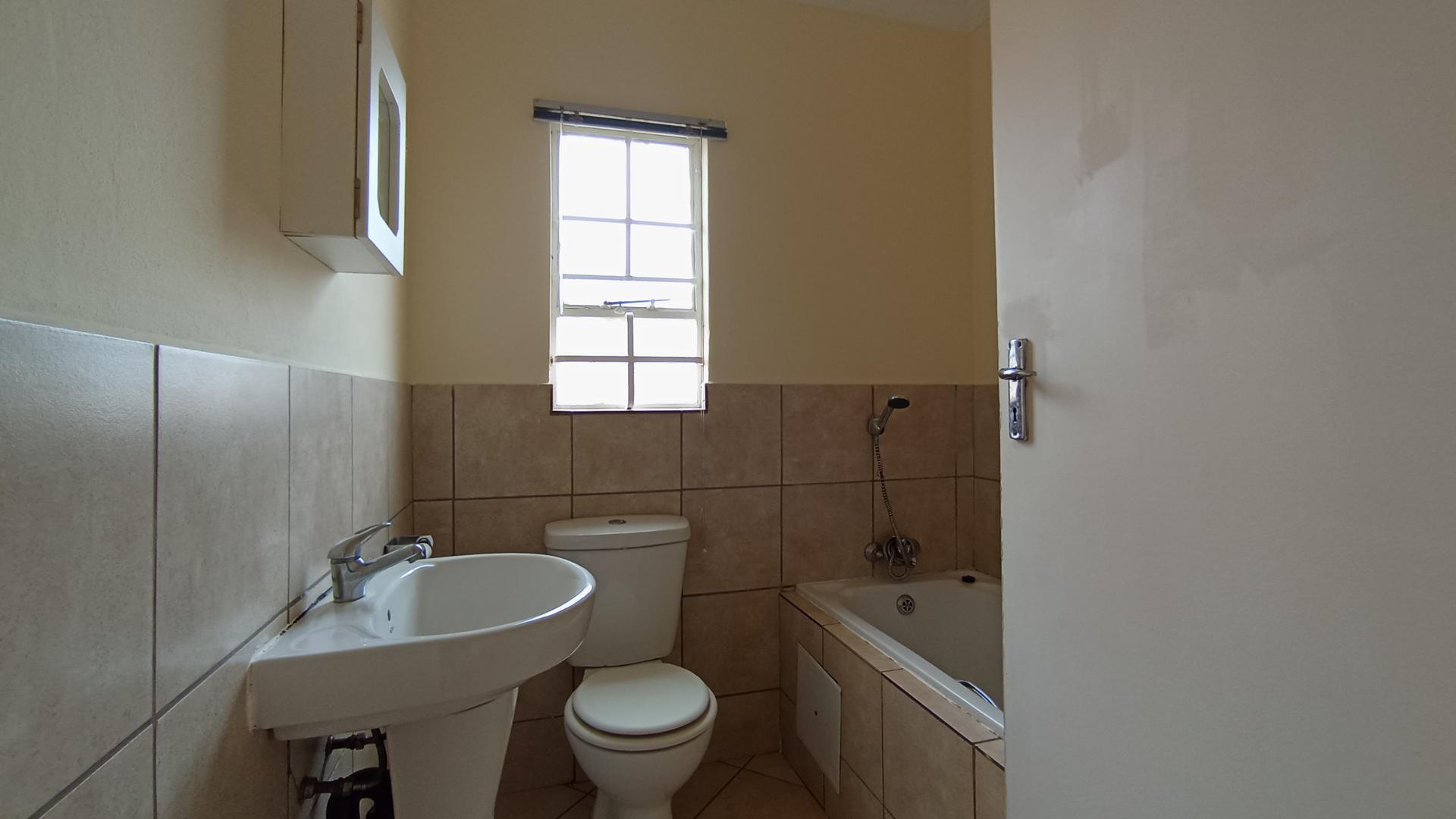 Bathroom 1 - 4 square meters of property in The Orchards