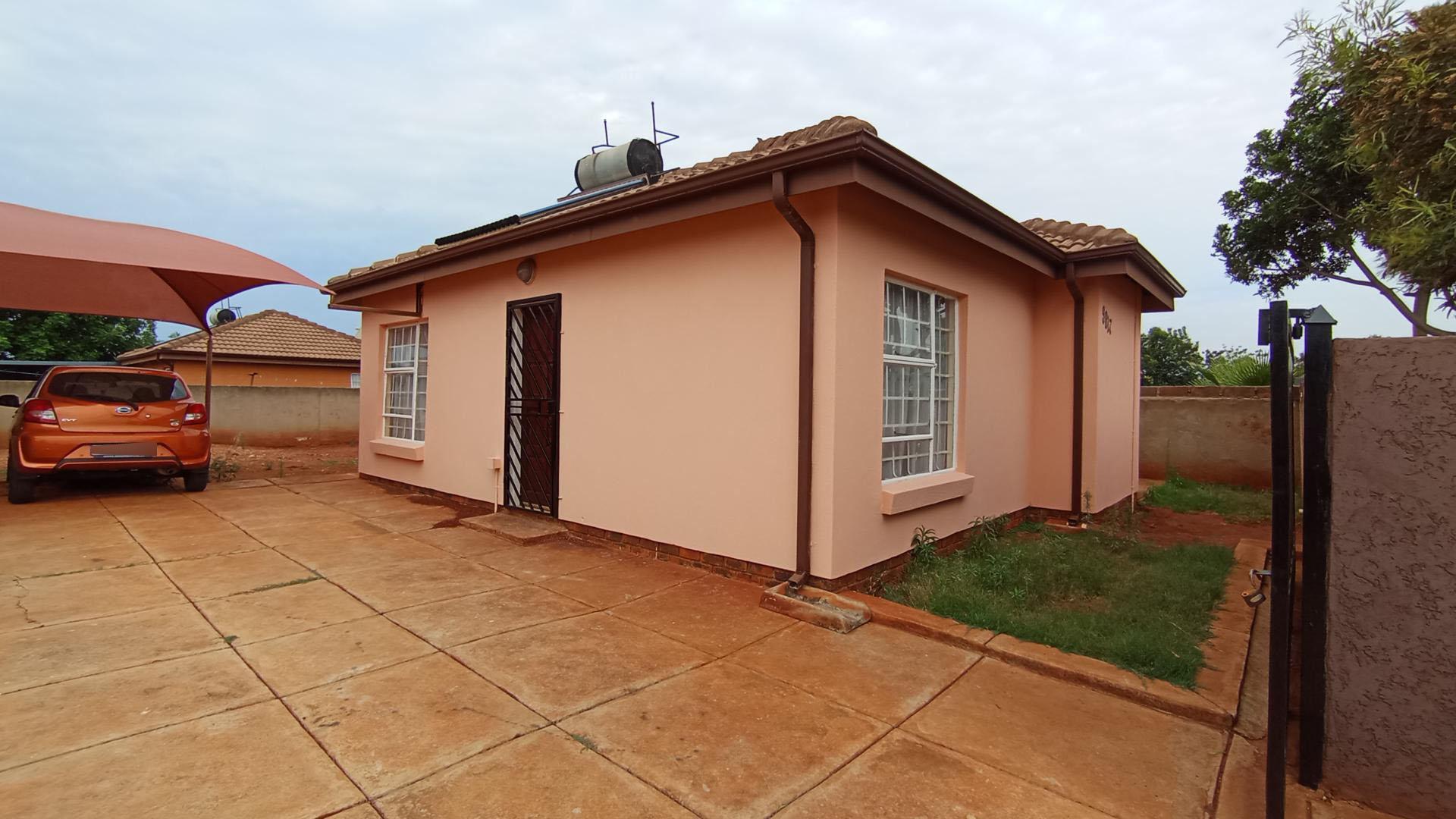 Front View of property in The Orchards