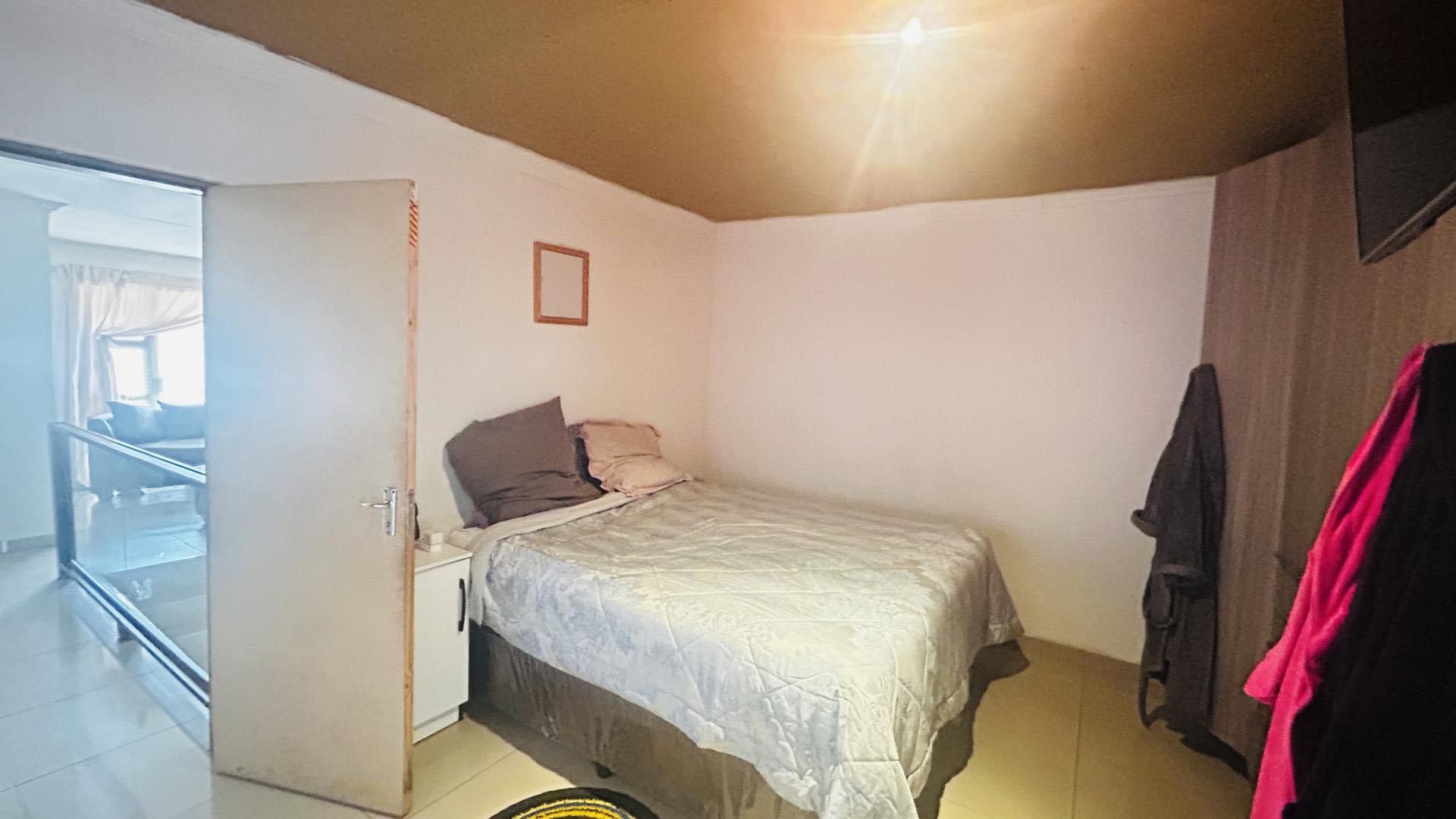 Bed Room 1 of property in Naturena