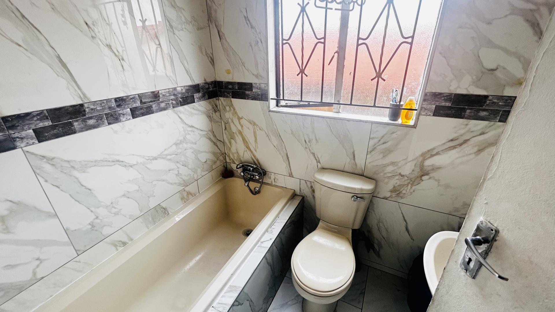 Bathroom 2 of property in Naturena