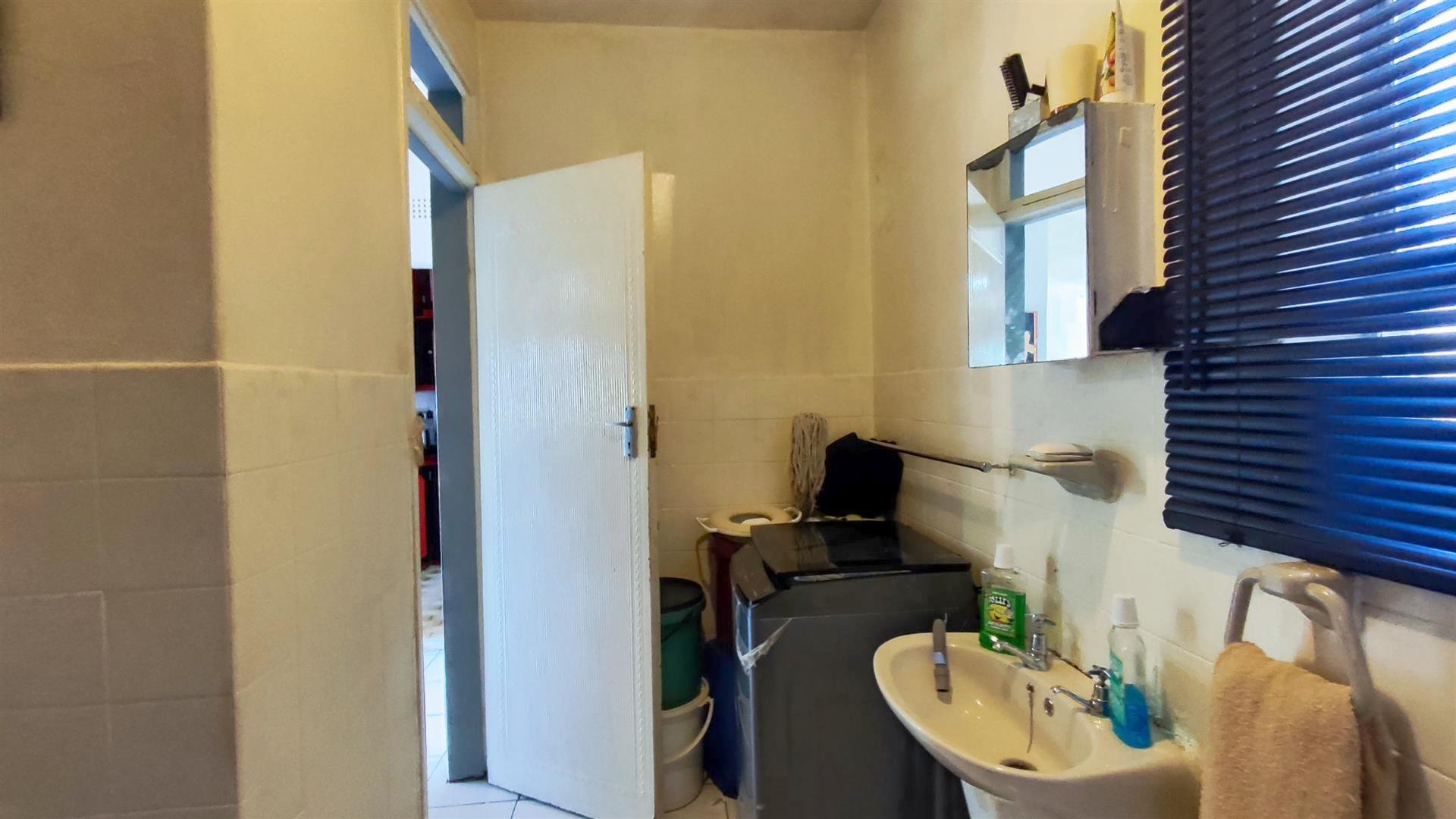 Bathroom 1 - 8 square meters of property in Horison View