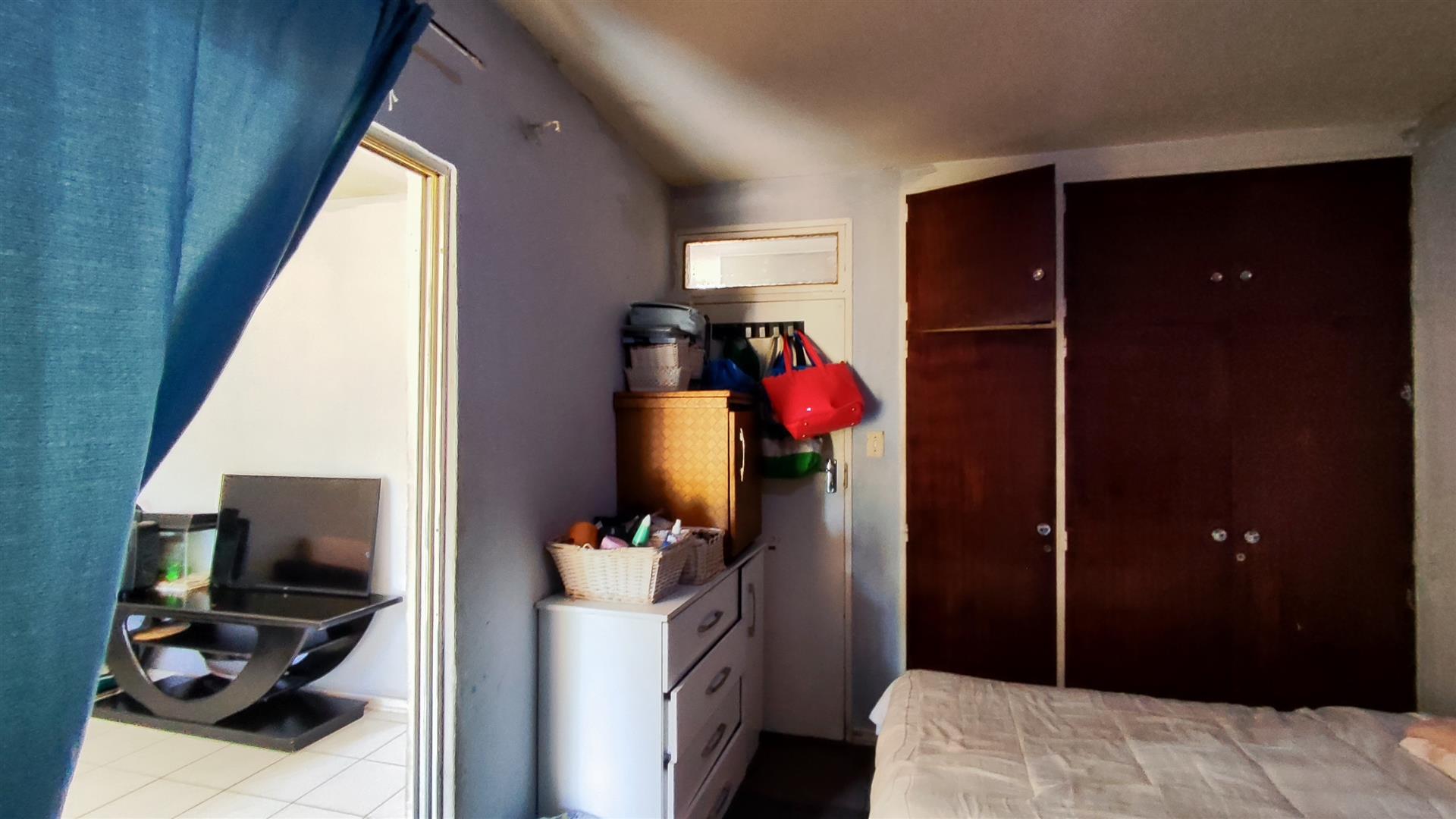 Bed Room 1 - 16 square meters of property in Horison View