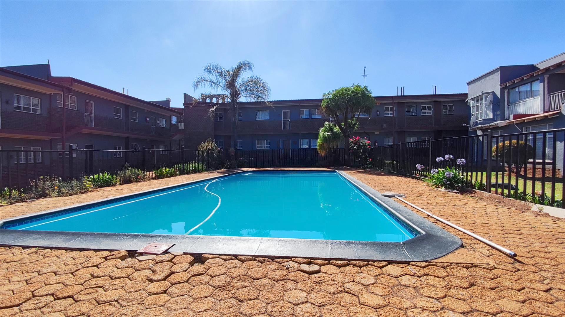 Swimming Pool of property in Horison View