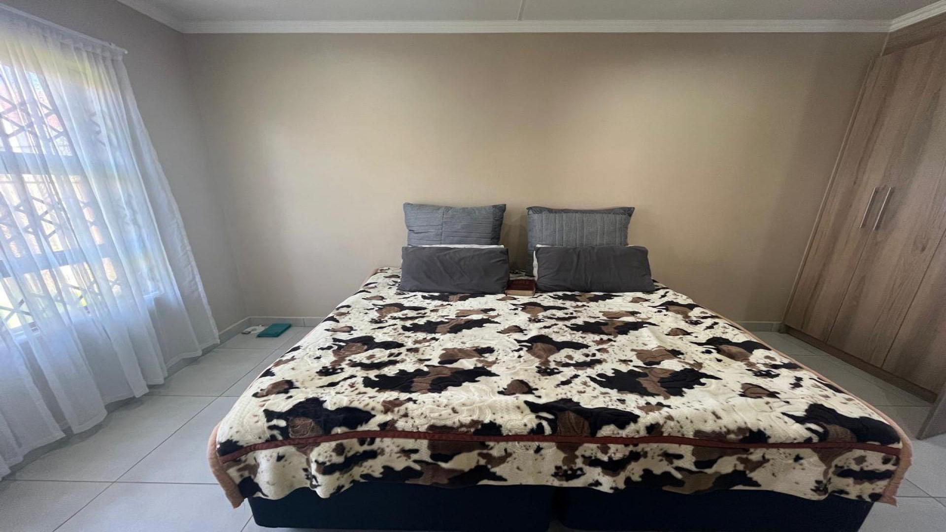 Main Bedroom of property in Heidedal