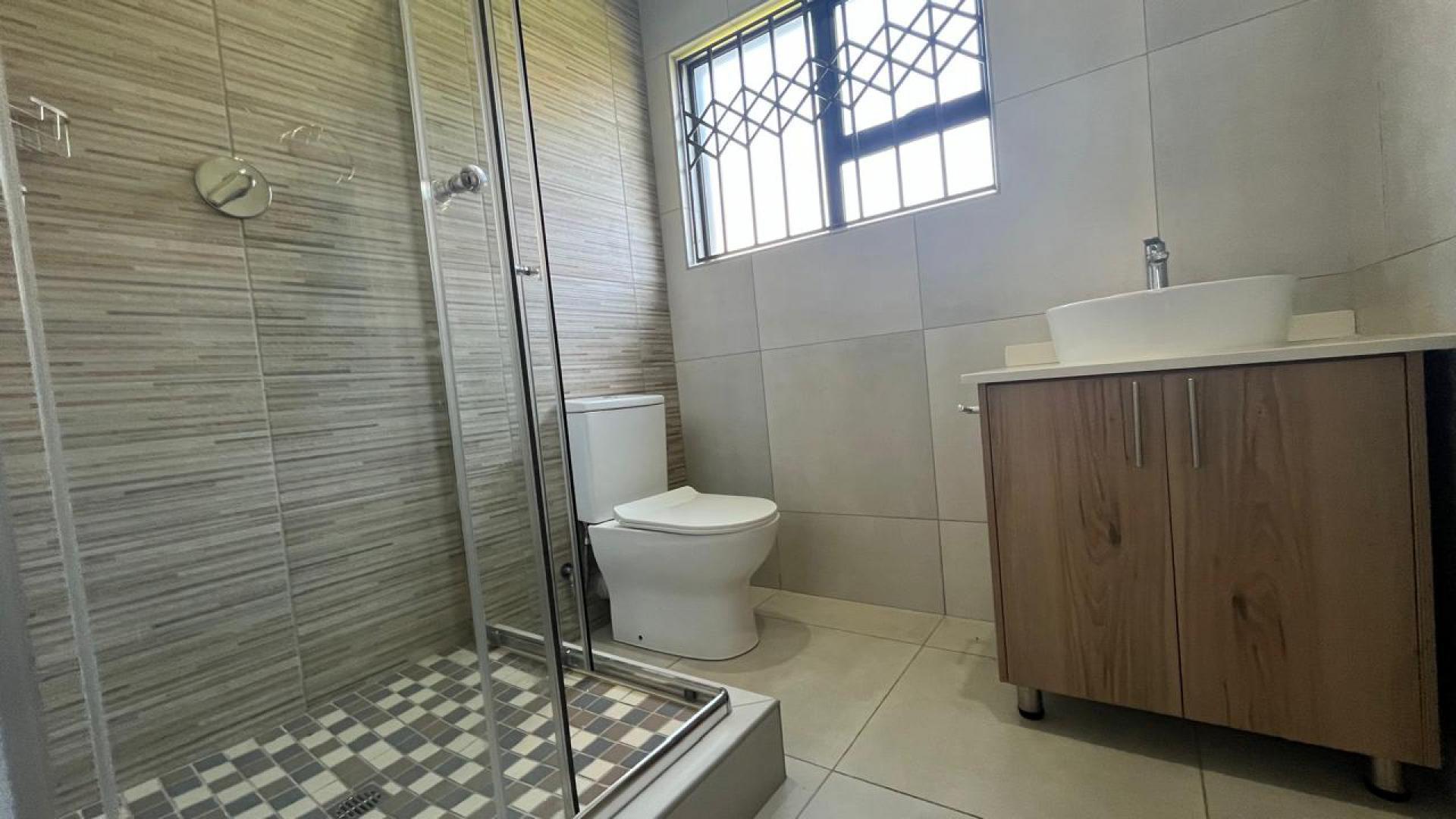 Main Bathroom of property in Heidedal