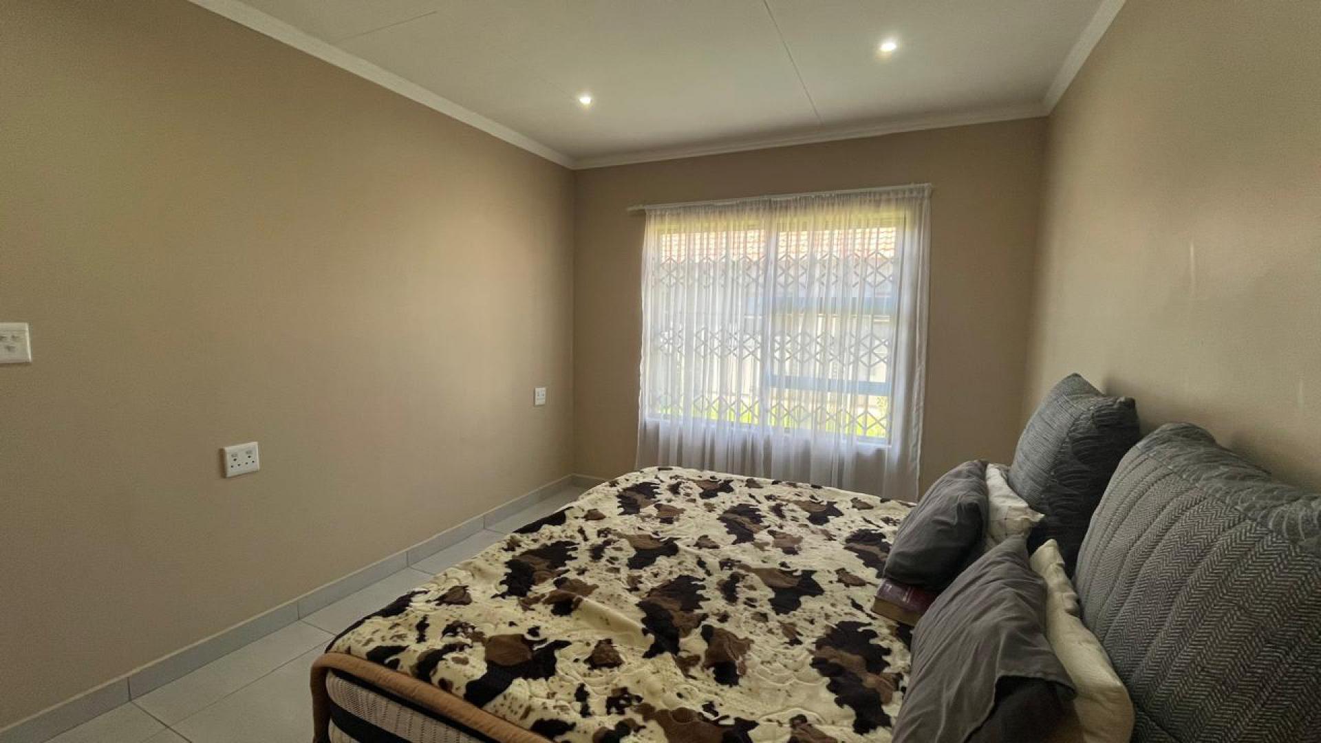 Main Bedroom of property in Heidedal