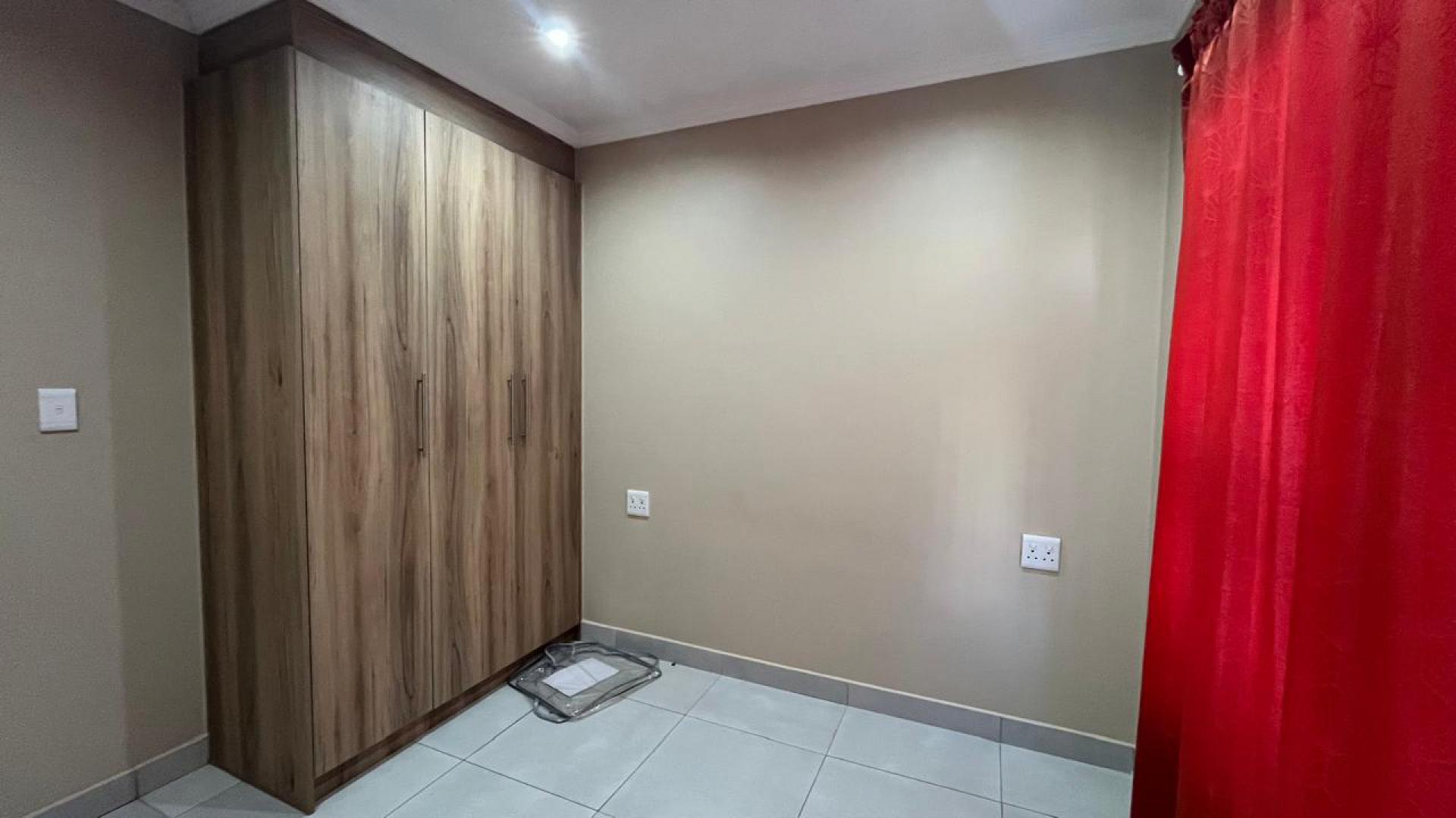 Bed Room 1 of property in Heidedal