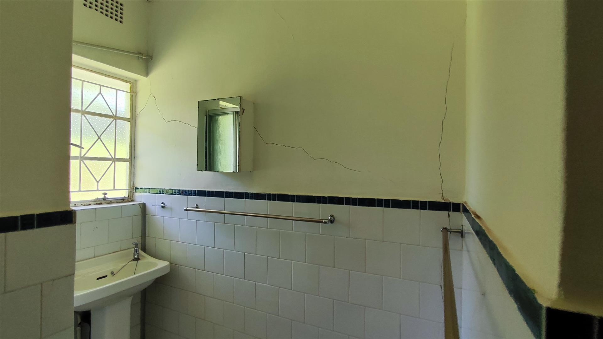 Bathroom 2 - 2 square meters of property in Three Rivers