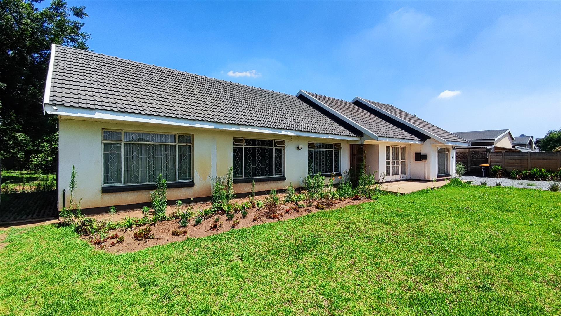 Front View of property in Three Rivers