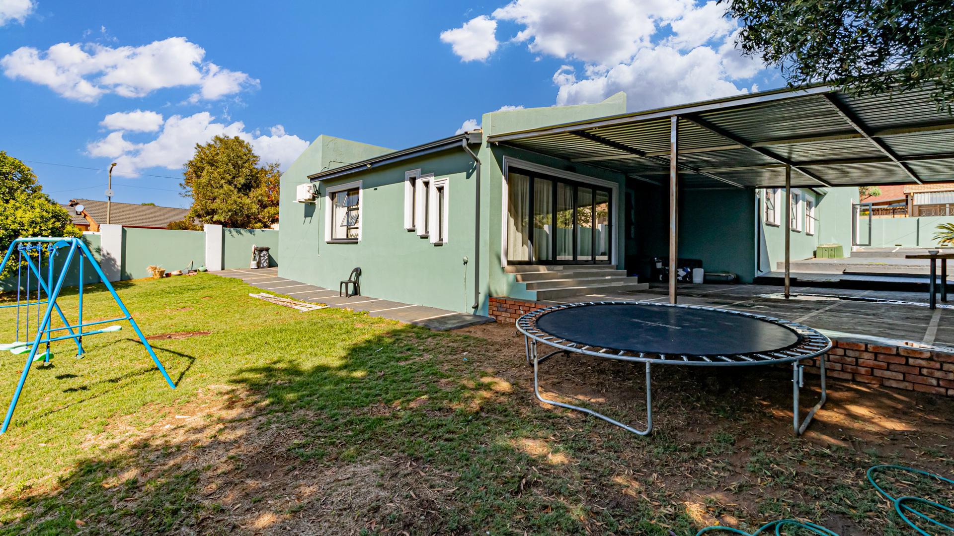 Front View of property in Mindalore