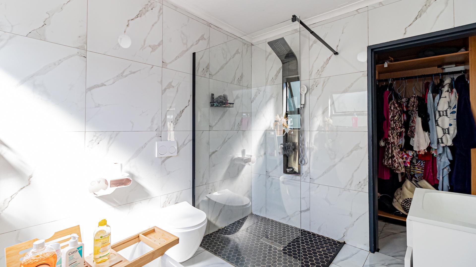 Main Bathroom of property in Mindalore