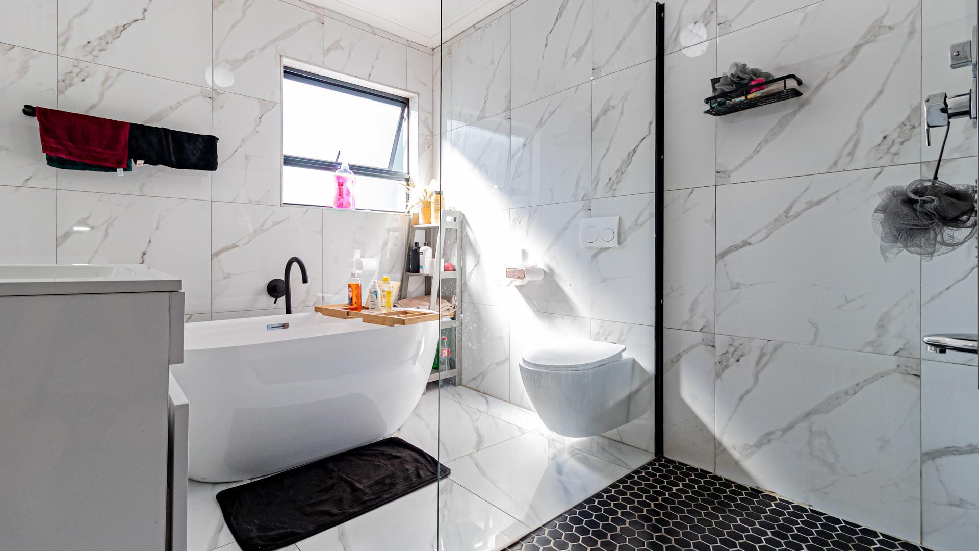 Main Bathroom of property in Mindalore