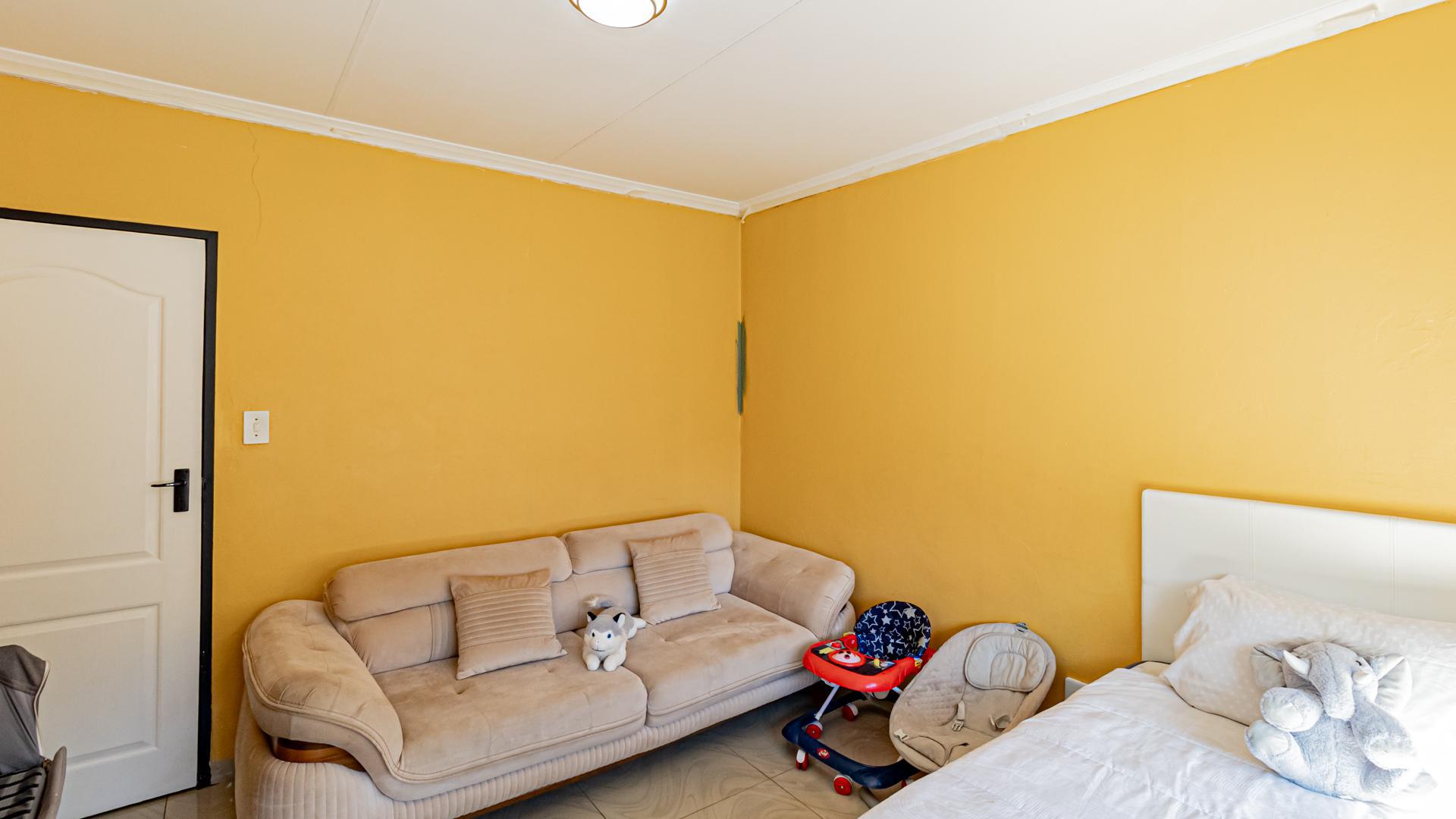 Bed Room 1 of property in Mindalore