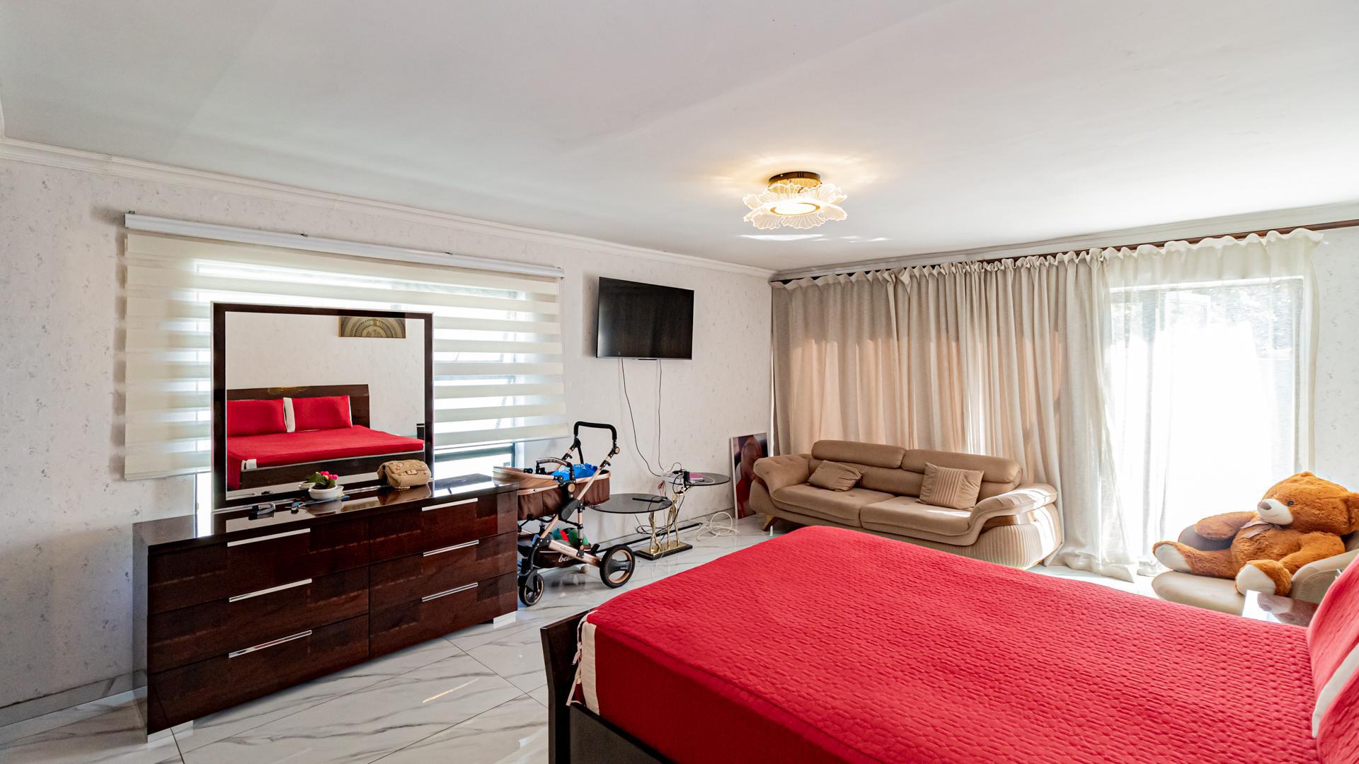 Main Bedroom of property in Mindalore