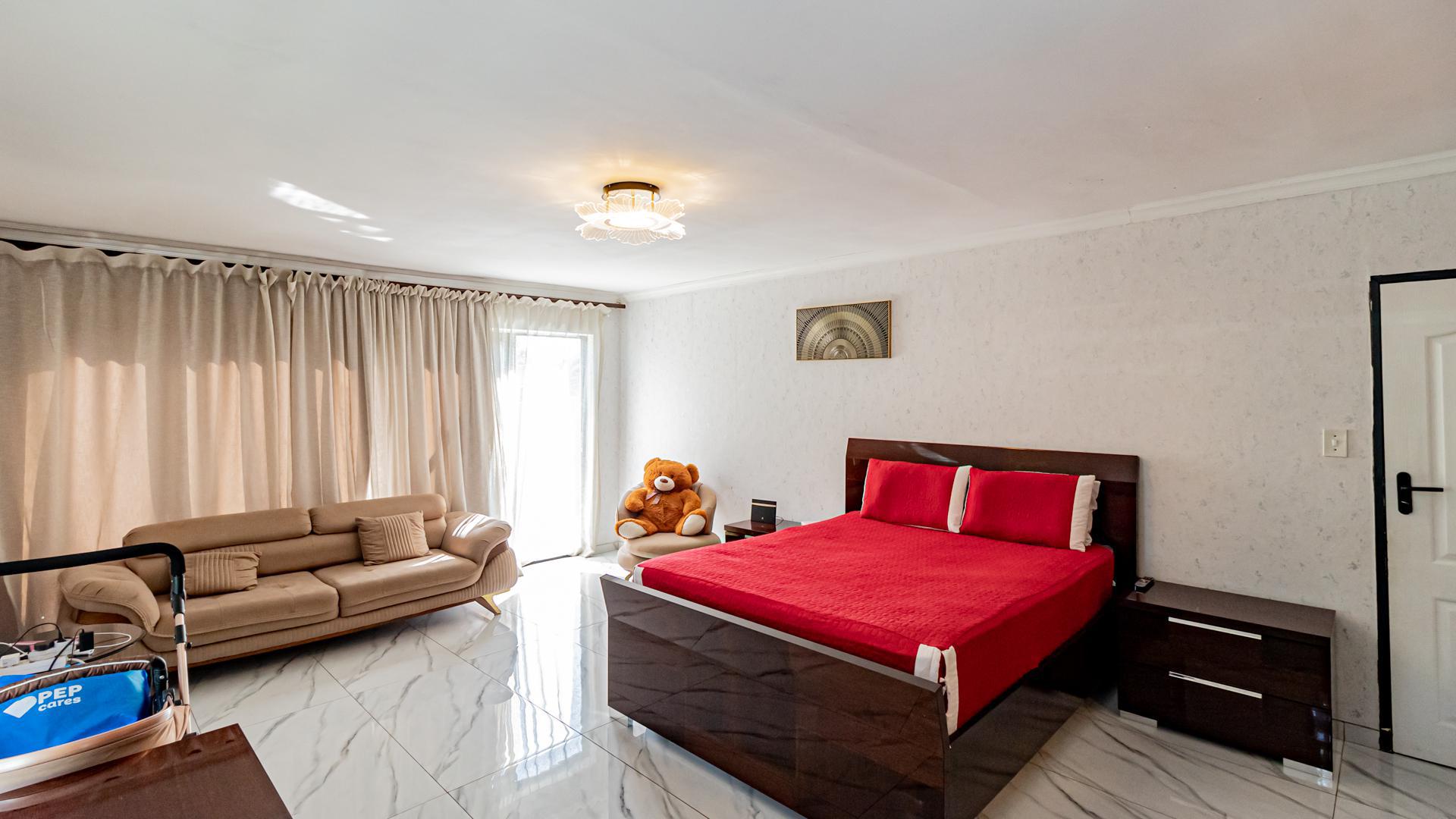 Main Bedroom of property in Mindalore