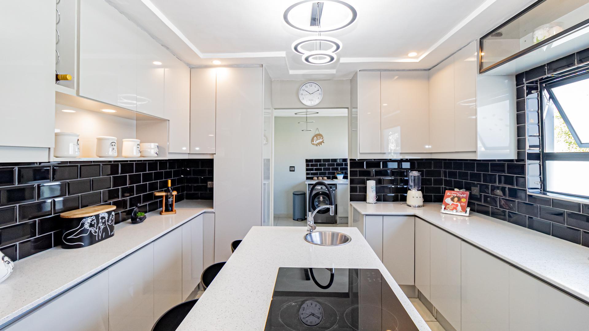 Kitchen of property in Mindalore