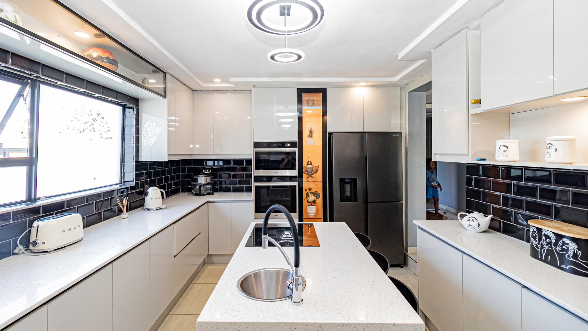 Kitchen of property in Mindalore