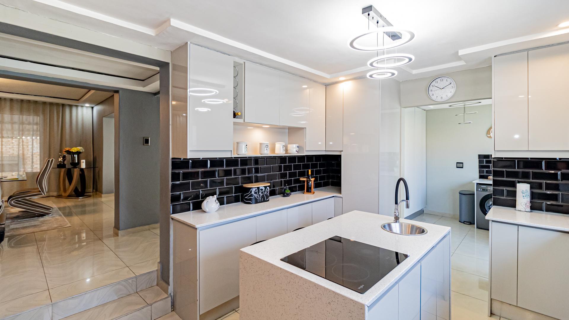 Kitchen of property in Mindalore