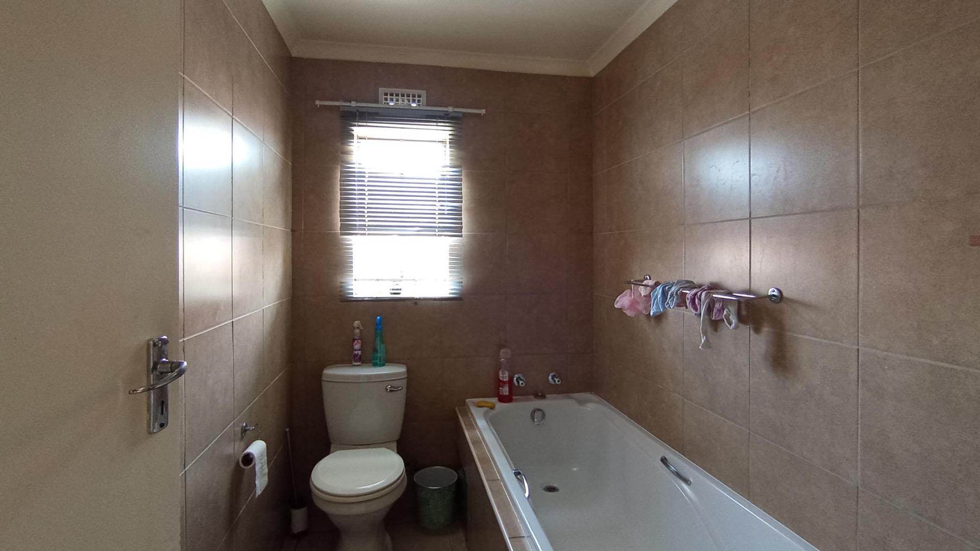 Bathroom 1 - 5 square meters of property in Olievenhoutbos