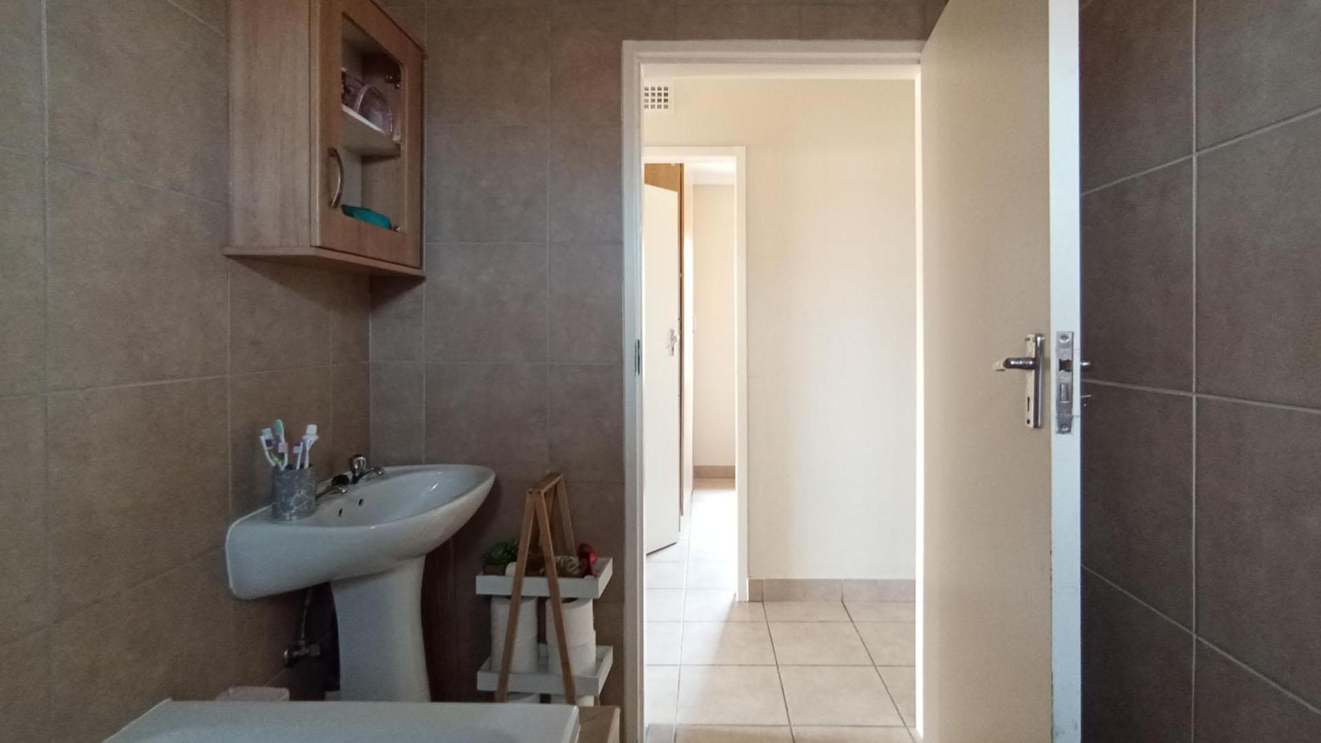 Bathroom 1 - 5 square meters of property in Olievenhoutbos