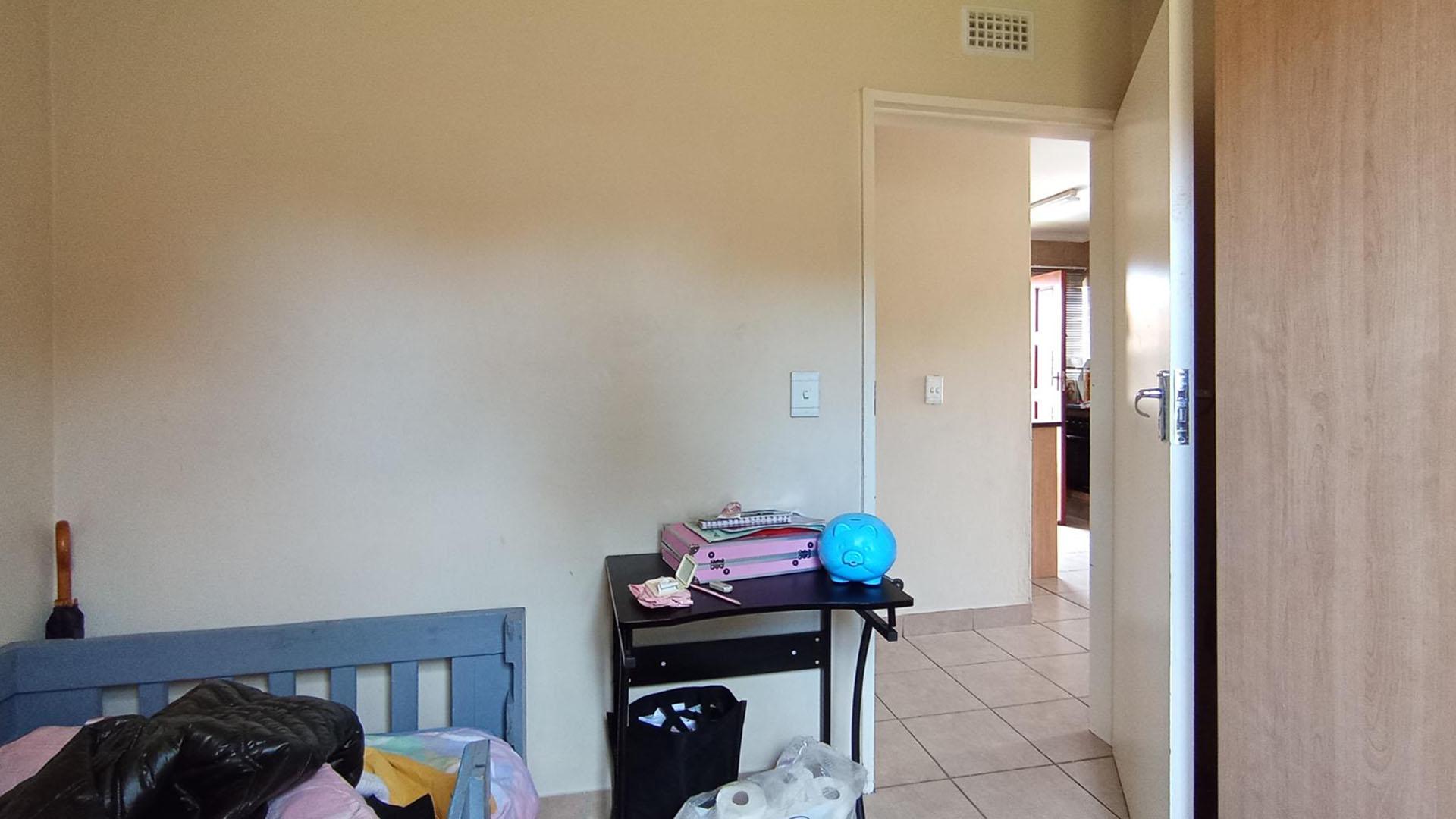 Bed Room 2 - 7 square meters of property in Olievenhoutbos