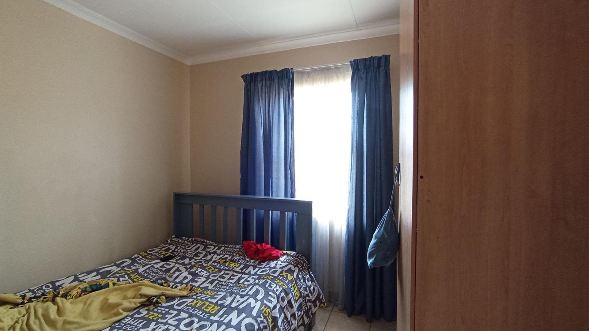Bed Room 1 - 8 square meters of property in Olievenhoutbos
