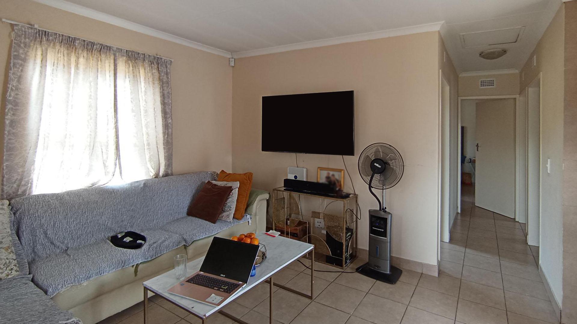 Lounges - 14 square meters of property in Olievenhoutbos