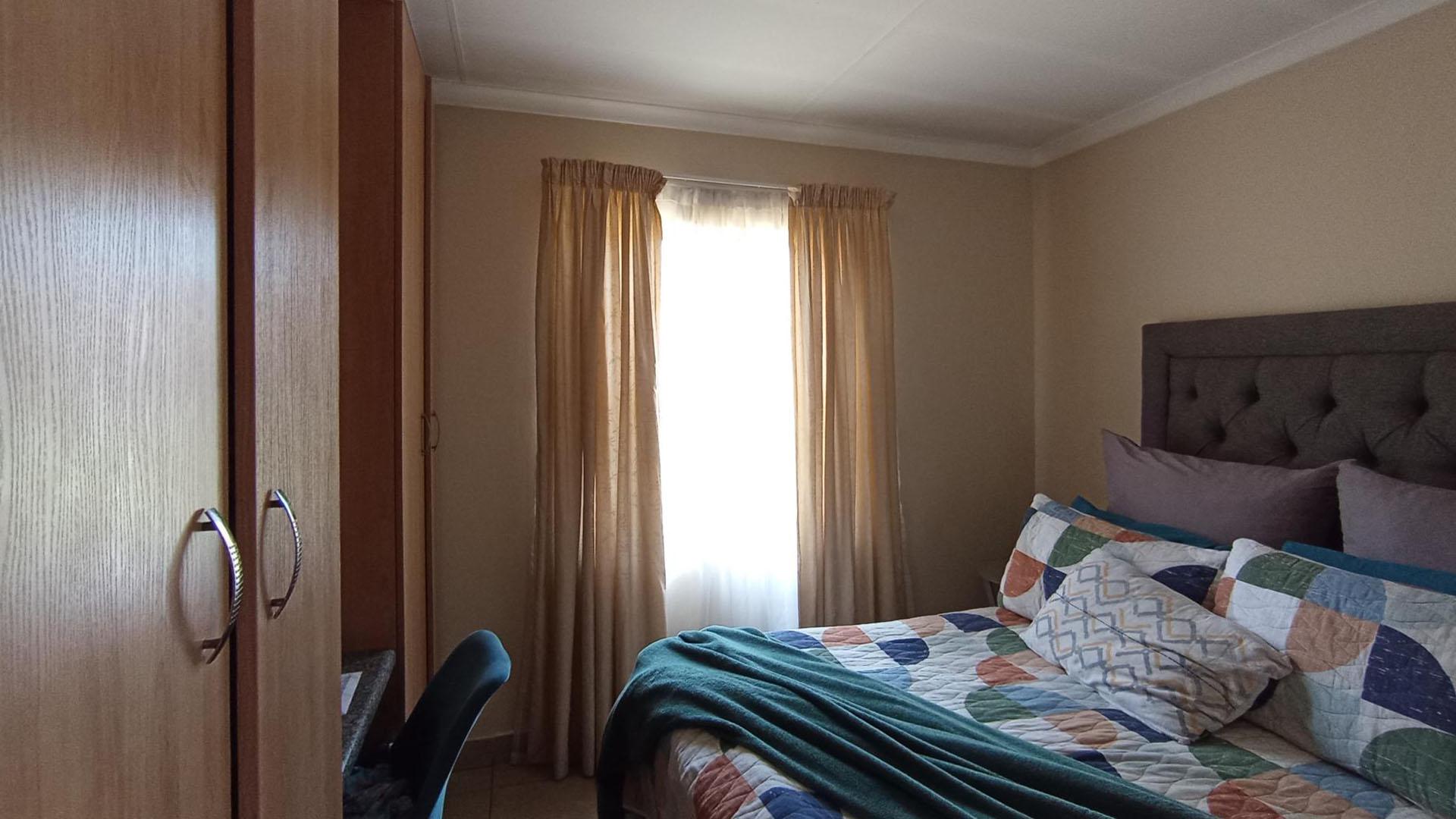 Main Bedroom - 11 square meters of property in Olievenhoutbos