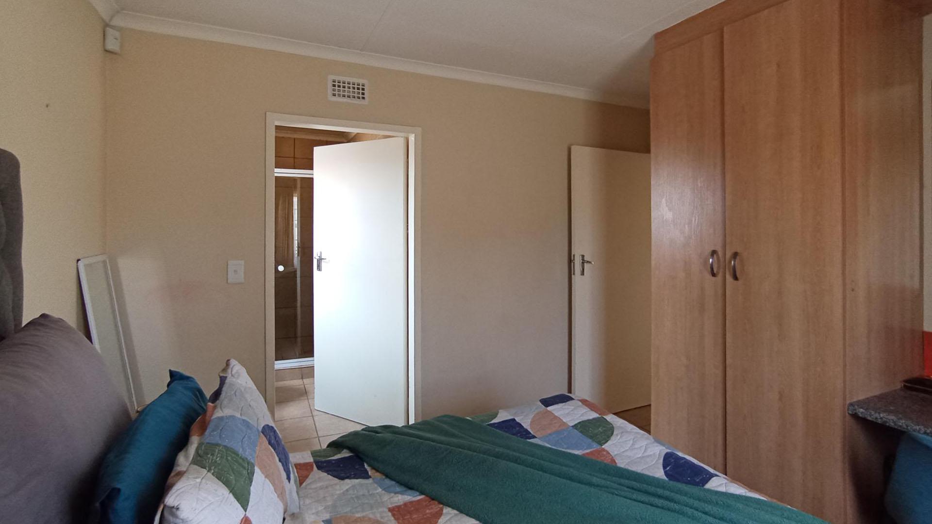 Main Bedroom - 11 square meters of property in Olievenhoutbos